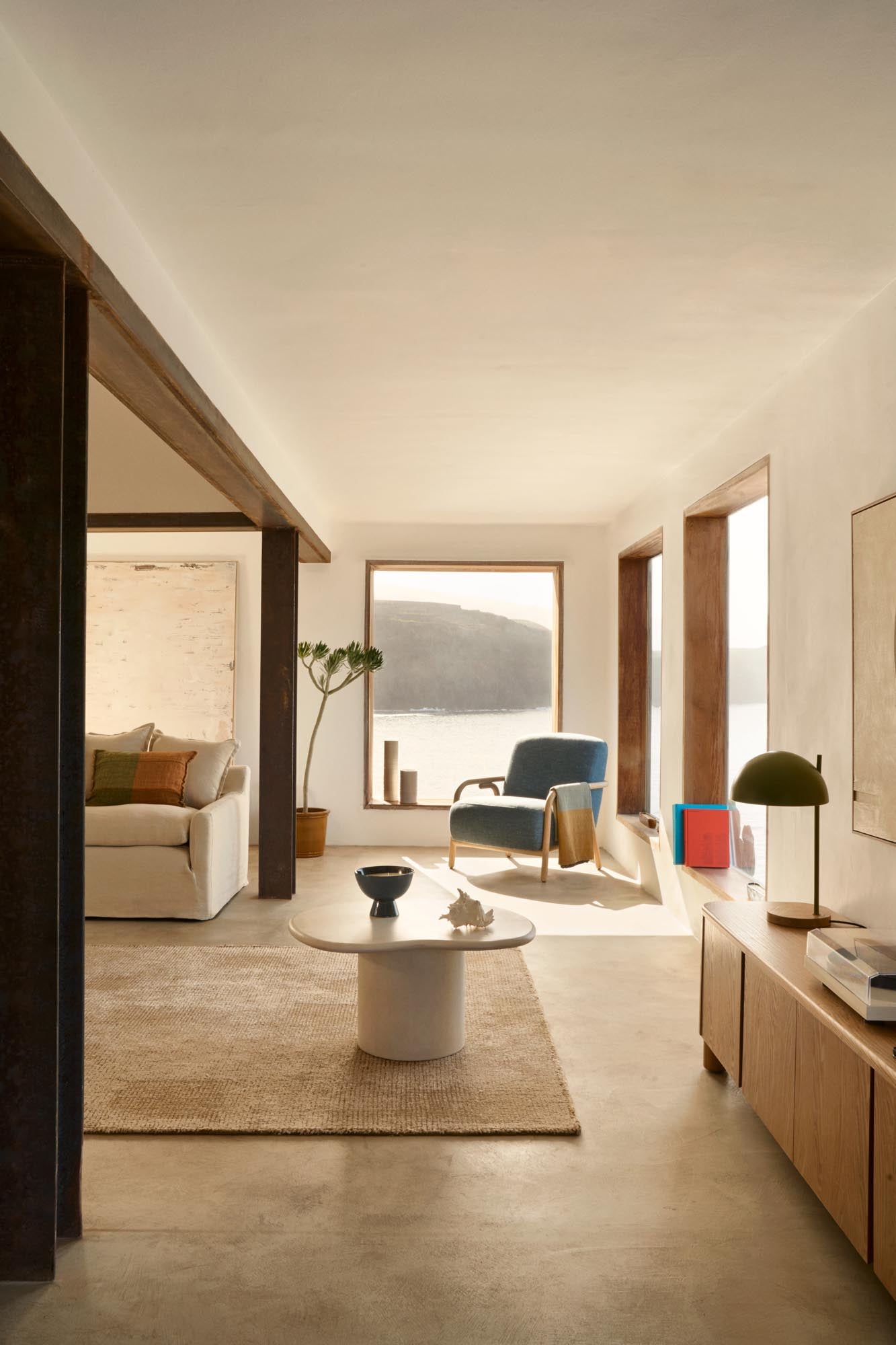 Entdecken Sie das Zenira 3-Sitzer-Sofa von Kave Home: Beige, mit abnehmbarem Bezug aus Baumwolle und Leinen, für höchsten Komfort und elegantes Design.