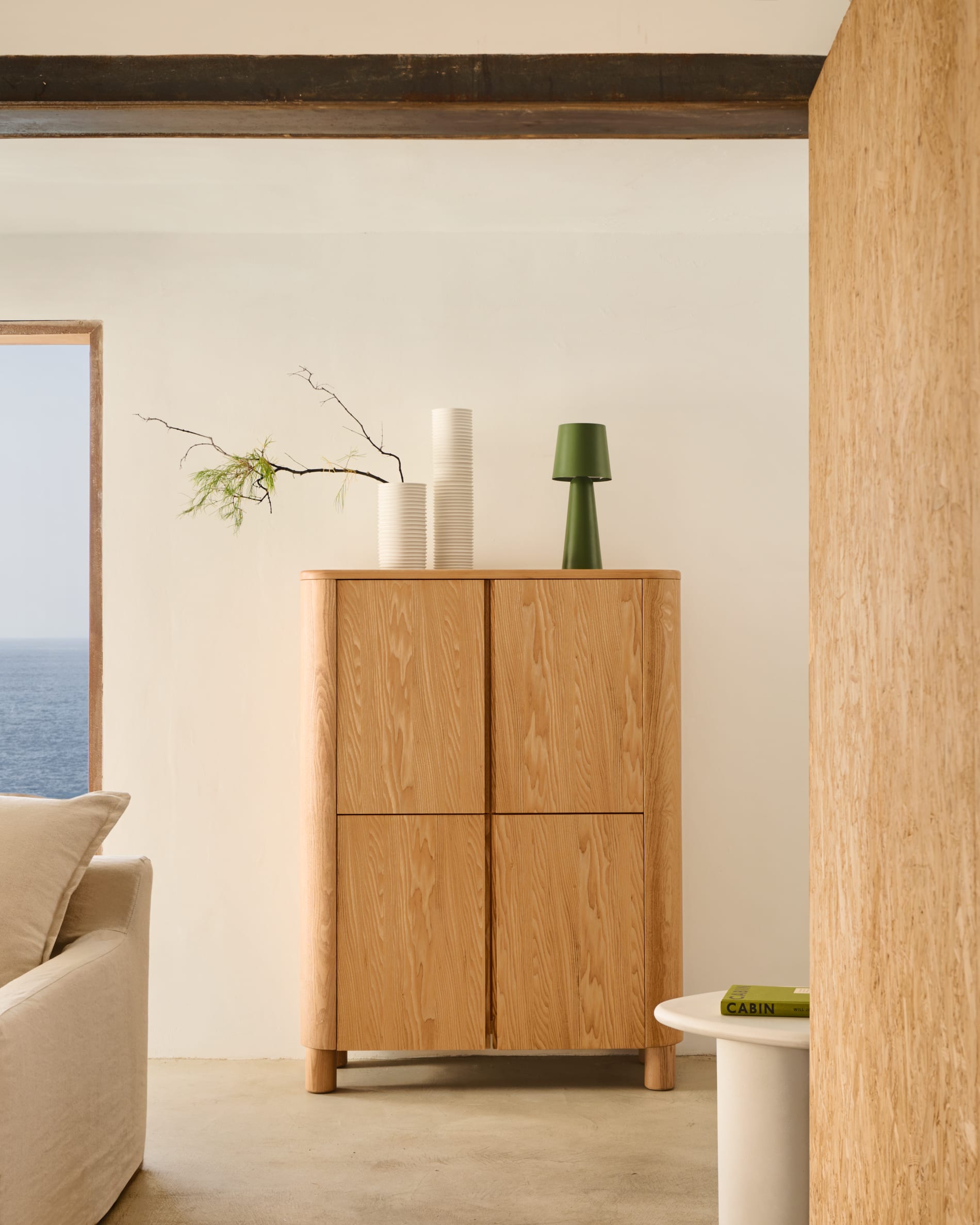 Elegantes Zenira 3-Sitzer-Sofa, 230 cm, beige, mit abnehmbarem Baumwoll-Leinen-Bezug und Kissen, von Kave Home.