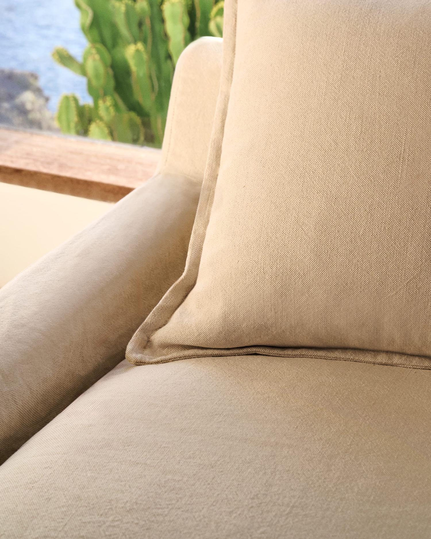 Elegantes Zenira 3-Sitzer-Sofa, 230 cm, beige, mit abnehmbarem Baumwoll-Leinen-Bezug und Kissen, von Kave Home.