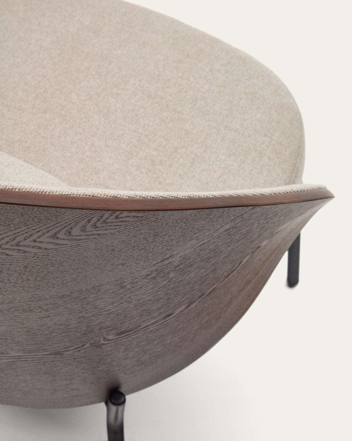 Eamy Sessel hellbraun Eschenfurnier mit Nussbaum-Finish und Metall in Schwarz in Beige präsentiert im Onlineshop von KAQTU Design AG. Sessel ist von Kave Home