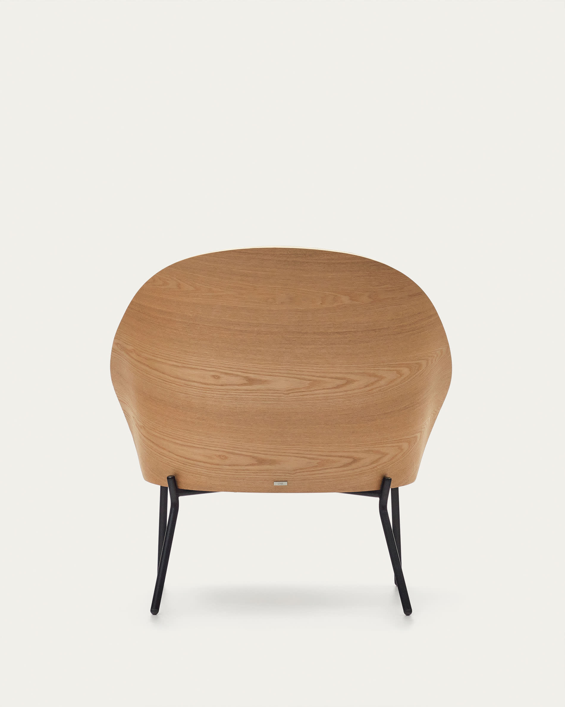 Eleganter Eamy Sessel in hellgrau mit Eschenfurnier und schwarzem Metall, ideal für moderne und komfortable Wohnräume.