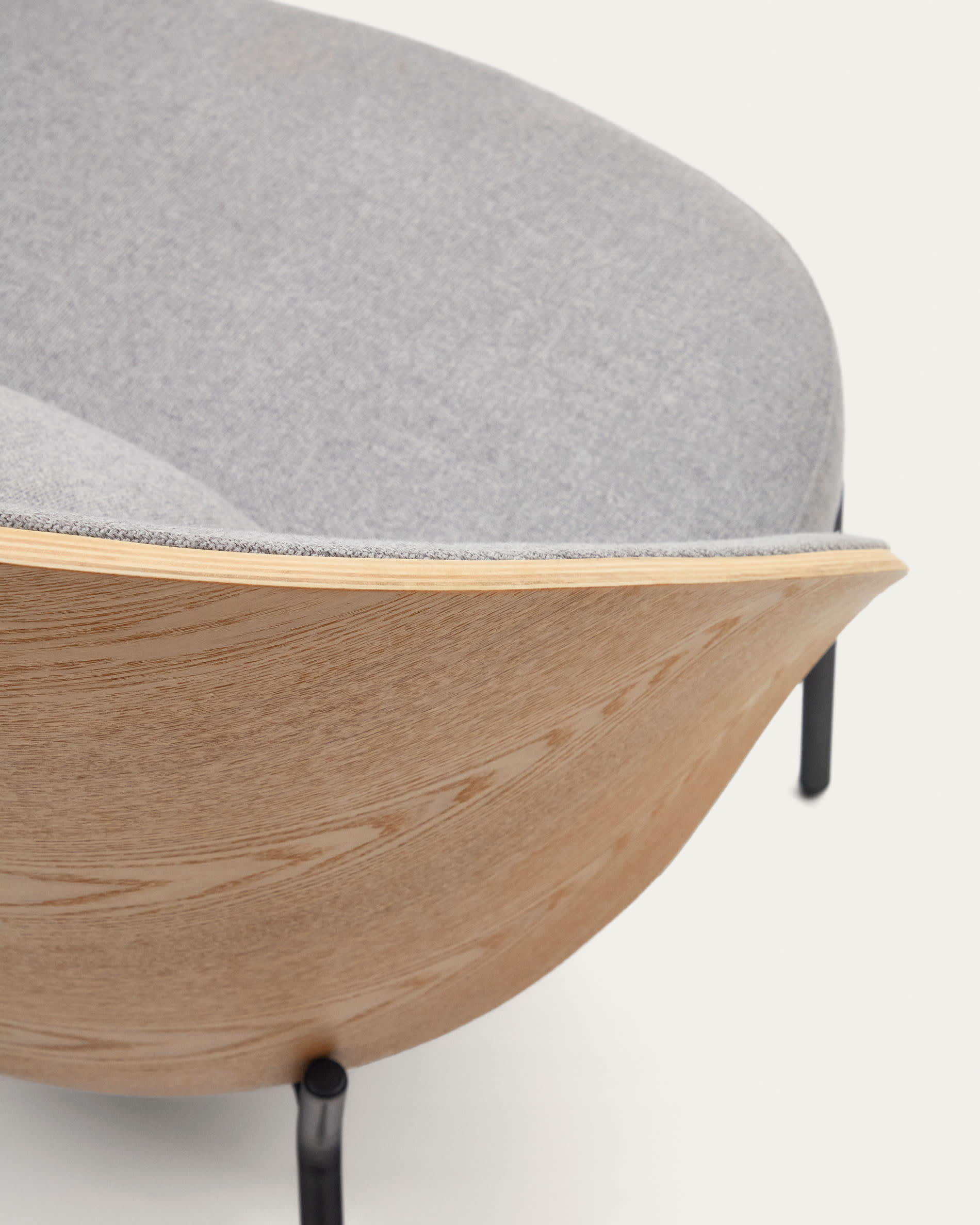Eleganter Eamy Sessel in hellgrauem Stoff, mit natürlichem Eschenfurnier und stabilen schwarzen Metallbeinen – ideal für stilvolle Wohnräume.