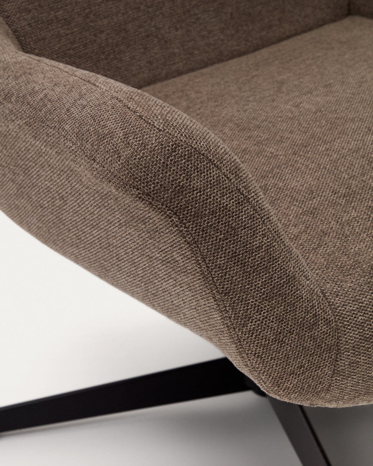 Zalina Drehsessel aus hellbraunem Chenille und Stahl mit schwarzem Finish FSC 100% in Braun, Schwarz präsentiert im Onlineshop von KAQTU Design AG. Drehsessel ist von Kave Home