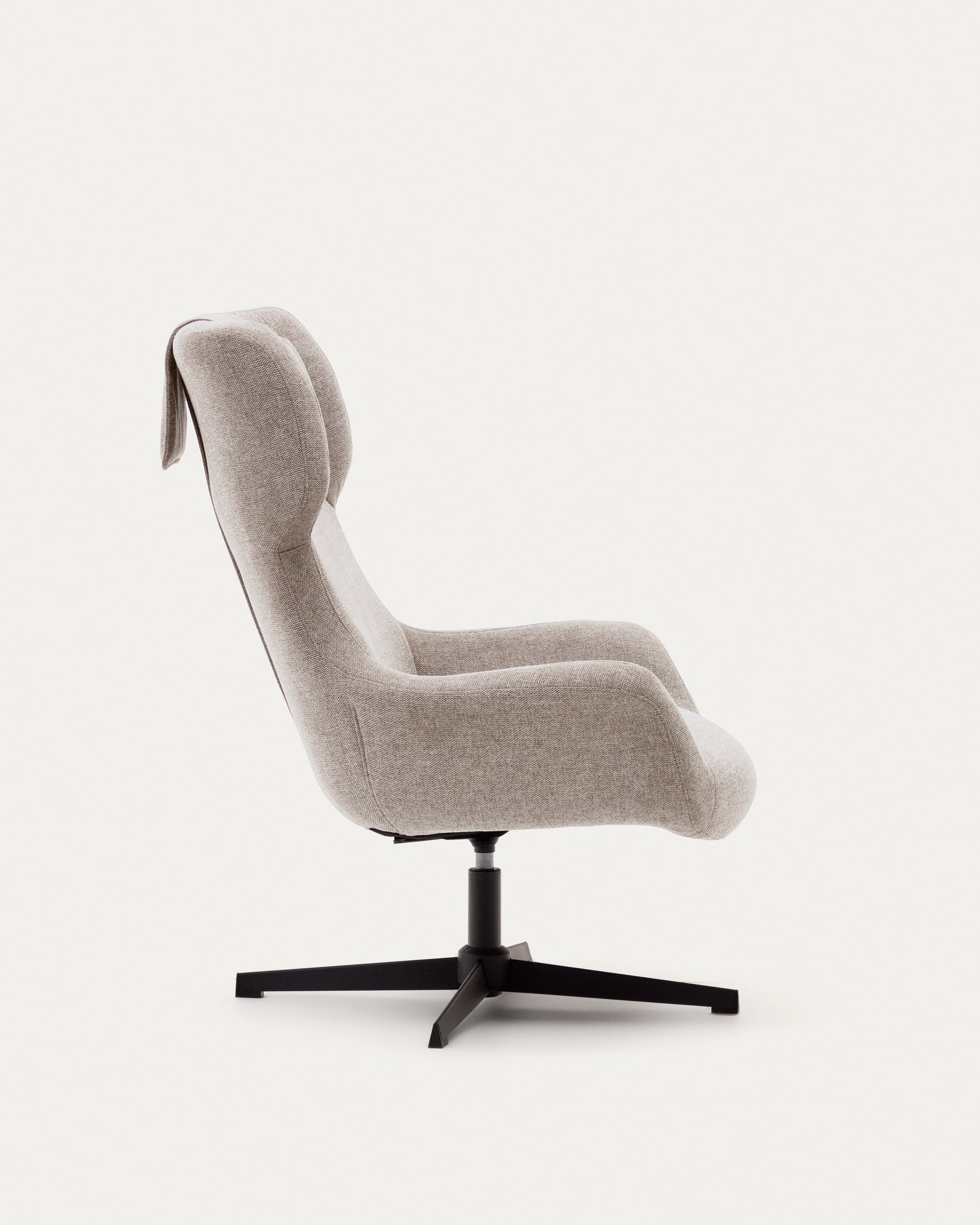 Zalina Drehsessel: Beiger Chenille trifft auf schwarzes Stahl-Design.