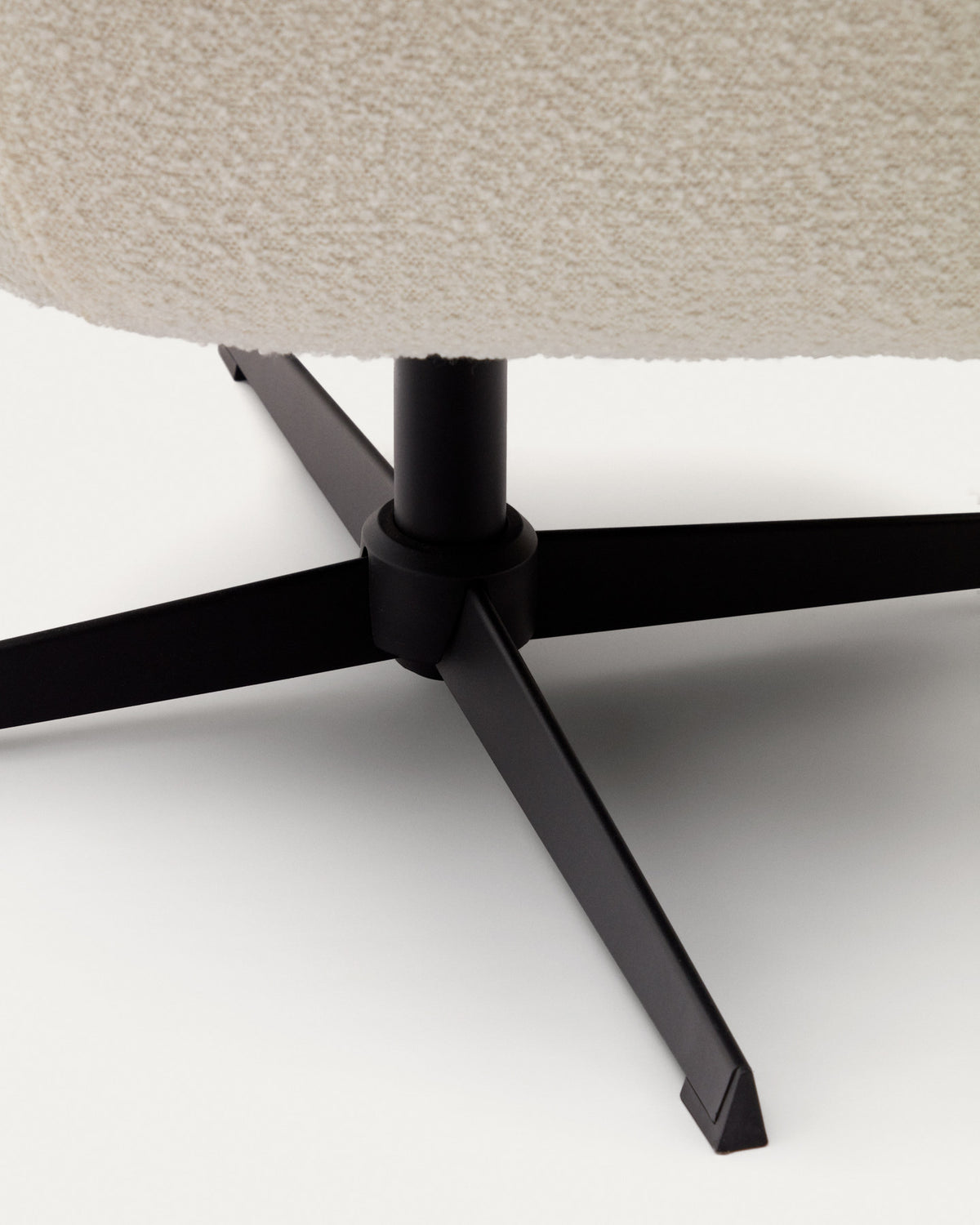 Zalina Drehsessel aus weissem Bouclé und Stahl mit schwarzem Finish FSC 100% in Weiss, Schwarz präsentiert im Onlineshop von KAQTU Design AG. Drehsessel ist von Kave Home