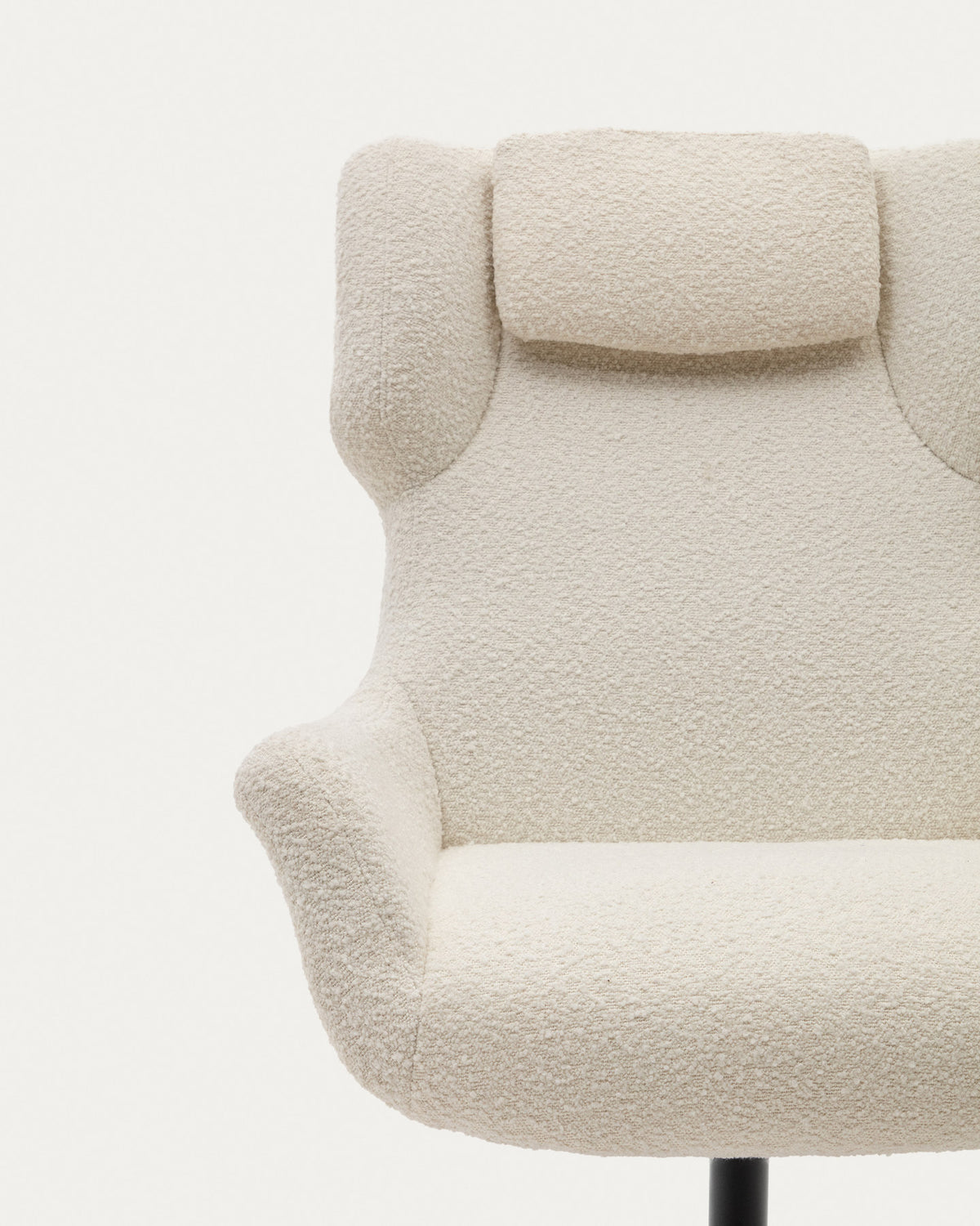 Zalina Drehsessel aus weissem Bouclé und Stahl mit schwarzem Finish FSC 100% in Weiss, Schwarz präsentiert im Onlineshop von KAQTU Design AG. Drehsessel ist von Kave Home