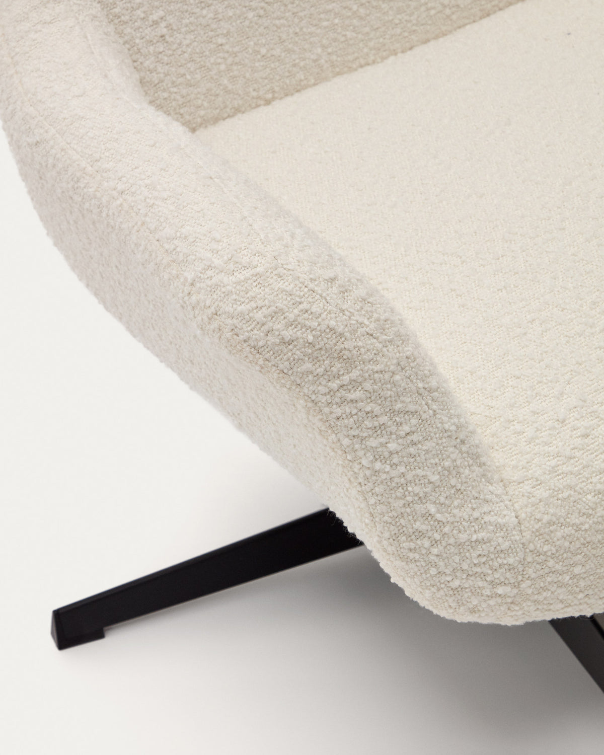 Zalina Drehsessel aus weissem Bouclé und Stahl mit schwarzem Finish FSC 100% in Weiss, Schwarz präsentiert im Onlineshop von KAQTU Design AG. Drehsessel ist von Kave Home