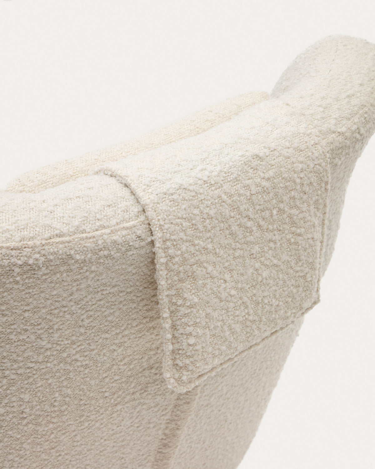 Zalina Drehsessel aus weissem Bouclé und Stahl mit schwarzem Finish FSC 100% in Weiss, Schwarz präsentiert im Onlineshop von KAQTU Design AG. Drehsessel ist von Kave Home