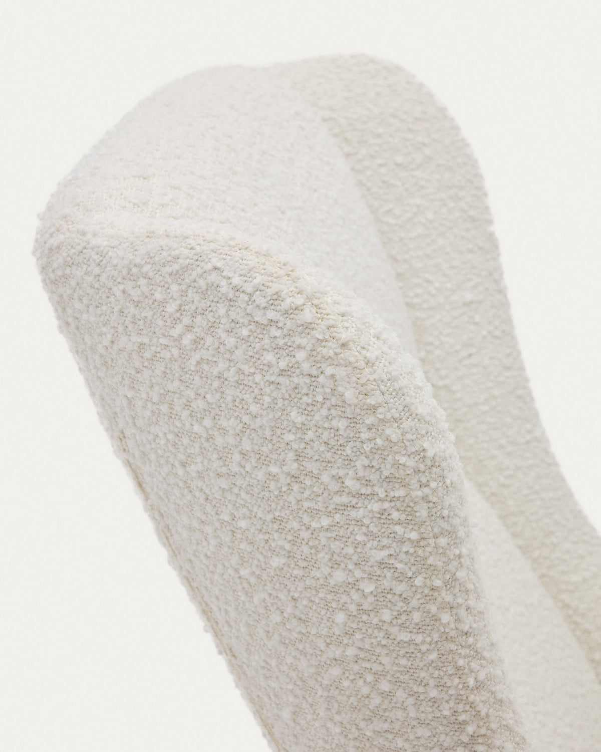 Maustin Schaukelstuhl mit weissem Bouclé und Gestell aus Stahl und Buchenholz in Weiss, Natur, Schwarz präsentiert im Onlineshop von KAQTU Design AG. Schaukelstuhl ist von Kave Home