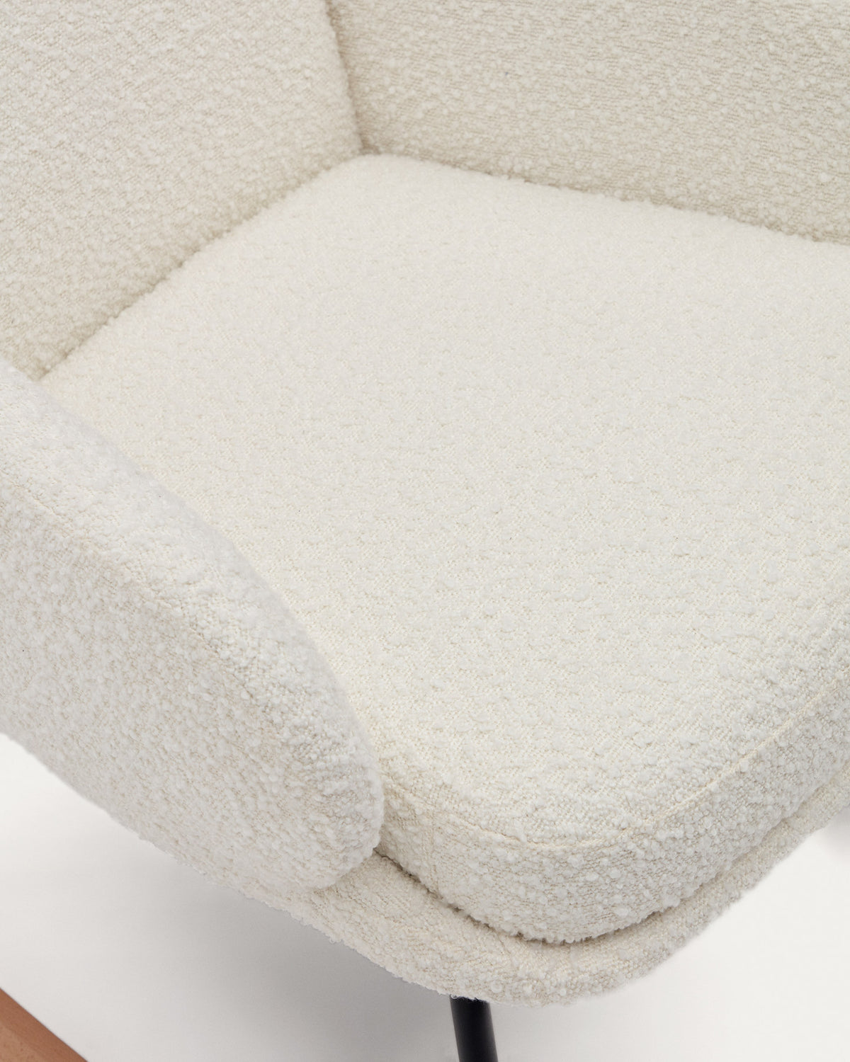 Maustin Schaukelstuhl mit weissem Bouclé und Gestell aus Stahl und Buchenholz in Weiss, Natur, Schwarz präsentiert im Onlineshop von KAQTU Design AG. Schaukelstuhl ist von Kave Home