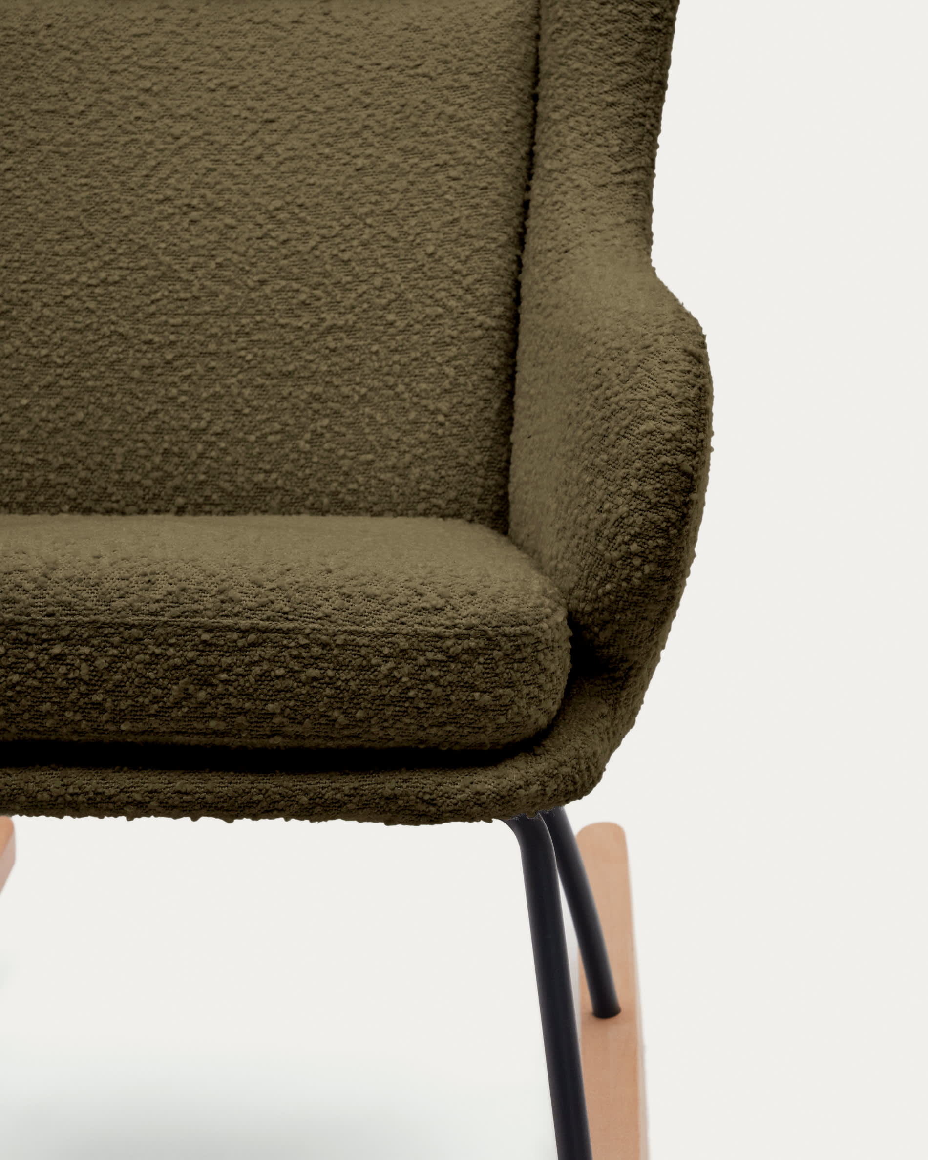 Stilvoller Maustin Schaukelstuhl in dunkelgrünem Bouclé, kombiniert mit stabilem Stahl und Buchenholz – perfekt für entspannte Momente in Ihrem Zuhause.