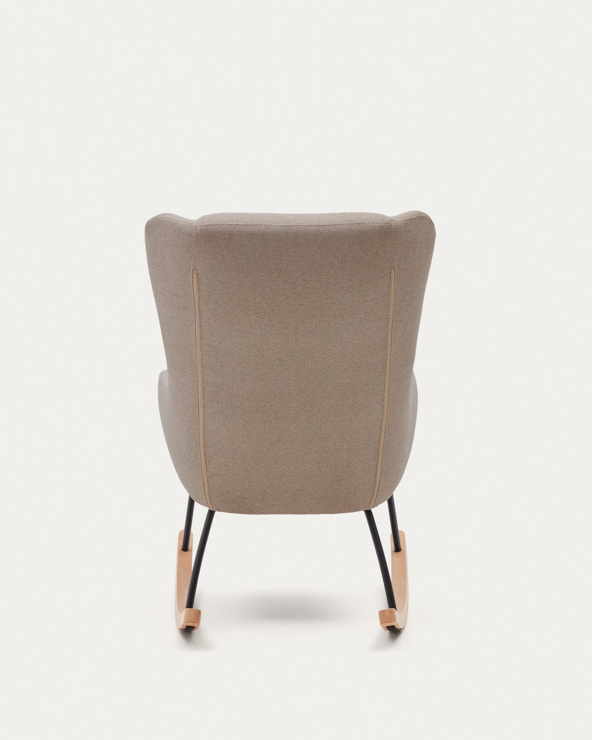 Maustin Schaukelstuhl mit Chenille in Beige und Gestell aus Stahl und Buchenholz in Beige, Natur, Schwarz präsentiert im Onlineshop von KAQTU Design AG. Schaukelstuhl ist von Kave Home