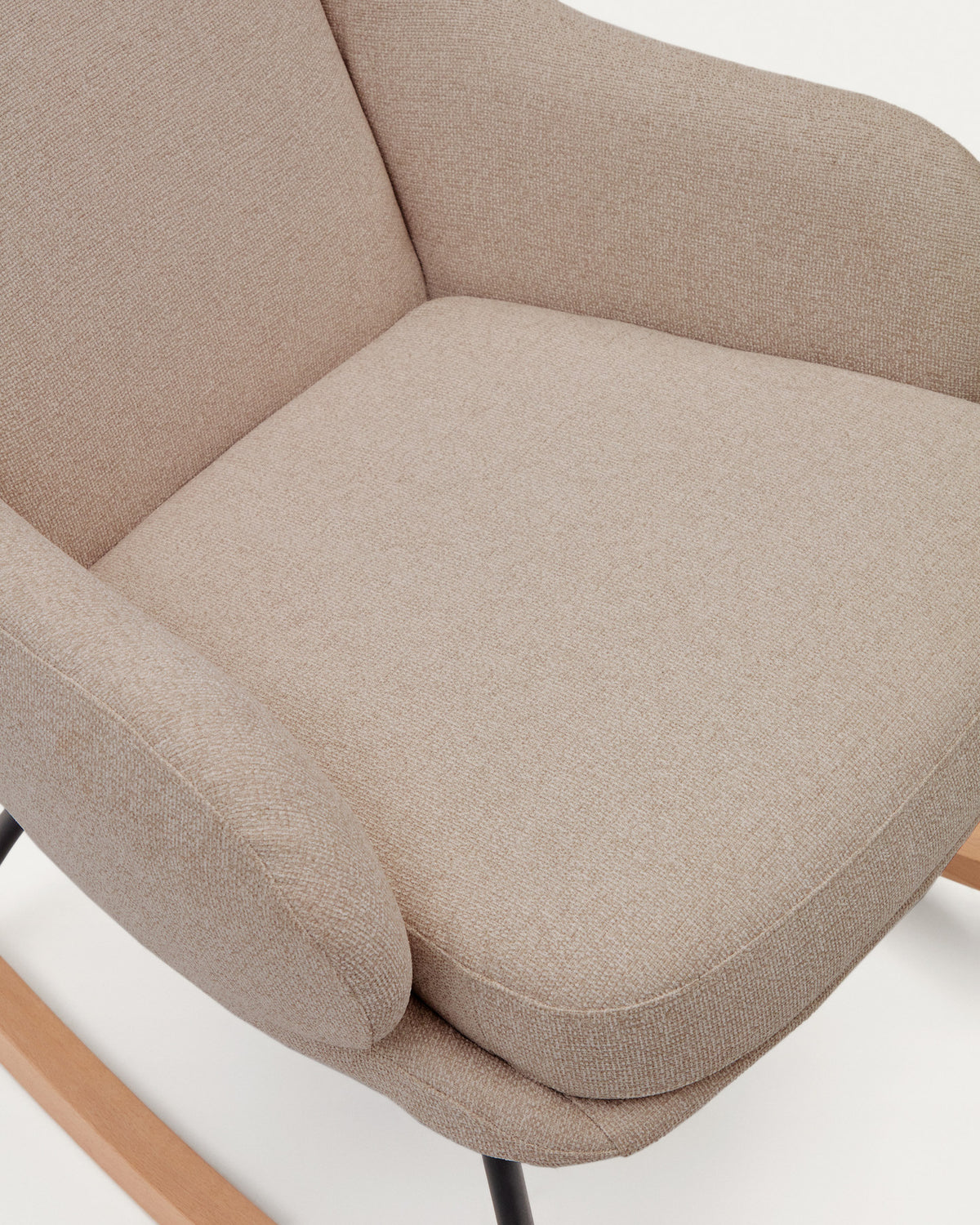 Maustin Schaukelstuhl mit Chenille in Beige und Gestell aus Stahl und Buchenholz in Beige, Natur, Schwarz präsentiert im Onlineshop von KAQTU Design AG. Schaukelstuhl ist von Kave Home