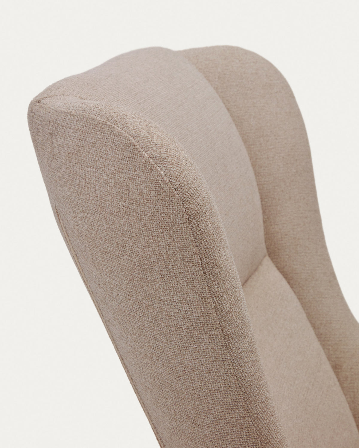 Maustin Schaukelstuhl mit Chenille in Beige und Gestell aus Stahl und Buchenholz in Beige, Natur, Schwarz präsentiert im Onlineshop von KAQTU Design AG. Schaukelstuhl ist von Kave Home