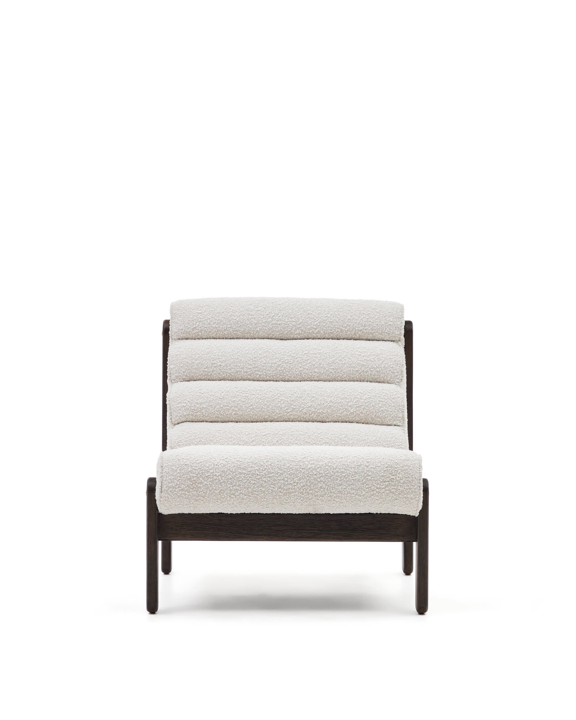 Sessel Magira: Stilvolles Design aus weissem Bouclé und dunklem Eichenholz, perfekt für moderne und gemütliche Wohnräume.