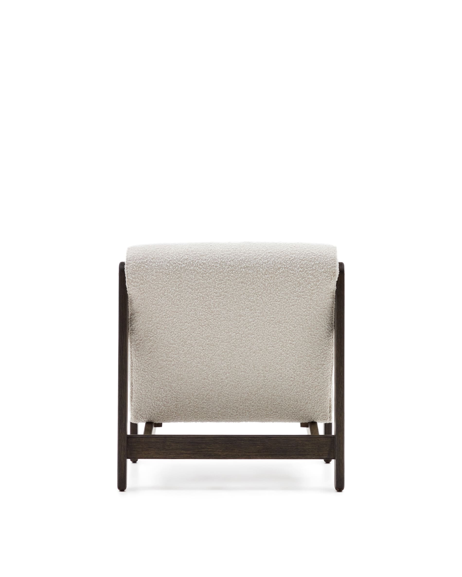 Eleganter Sessel Magira mit weissem Bouclé-Stoff und dunklem Eichenholz, ideal für stilvolle und komfortable Wohnräume.