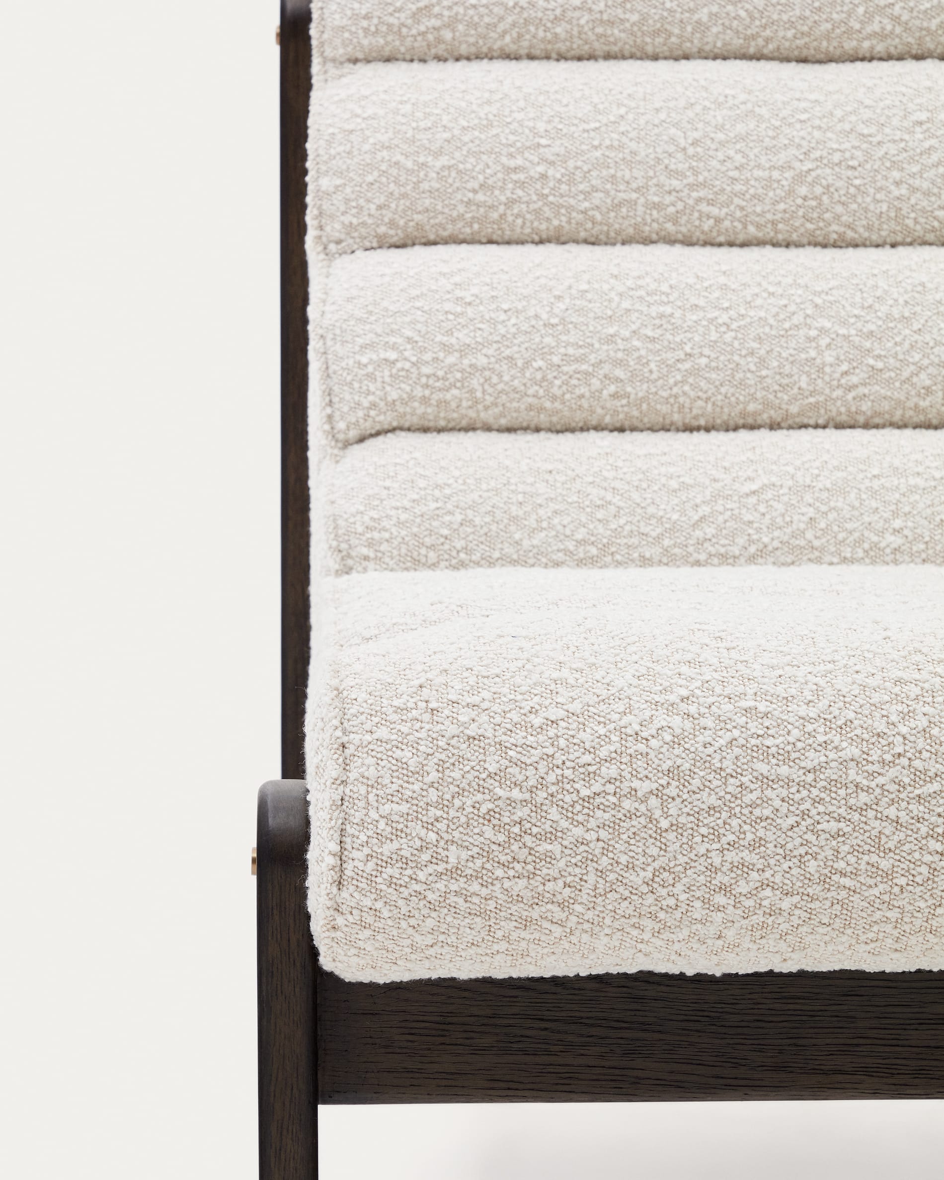 Stilvoller Sessel Magira aus weichem Bouclé in Weiß und robustem Eichenholz mit dunklem Finish – ein eleganter Akzent für jedes Zuhause.