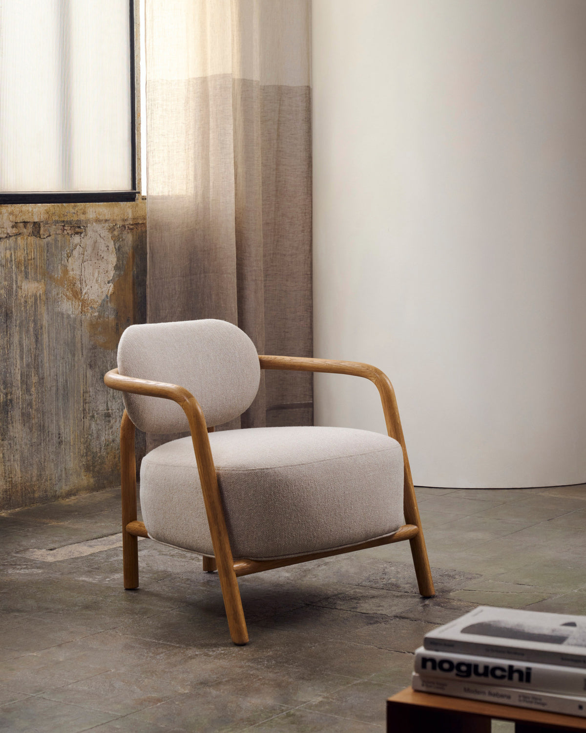 Melqui beiger Sessel aus massivem Eichenholz mit natürlichem Finish in Weiss präsentiert im Onlineshop von KAQTU Design AG. Sessel ist von Kave Home
