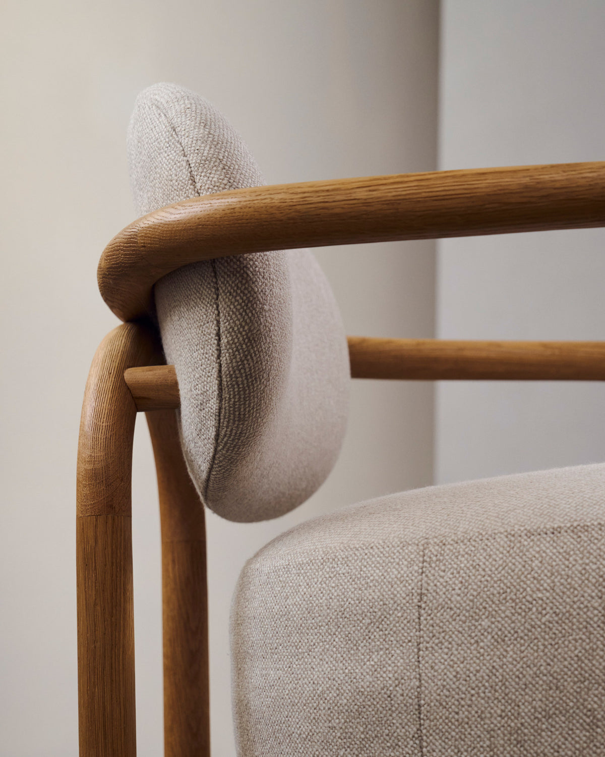 Melqui beiger Sessel aus massivem Eichenholz mit natürlichem Finish in Weiss präsentiert im Onlineshop von KAQTU Design AG. Sessel ist von Kave Home