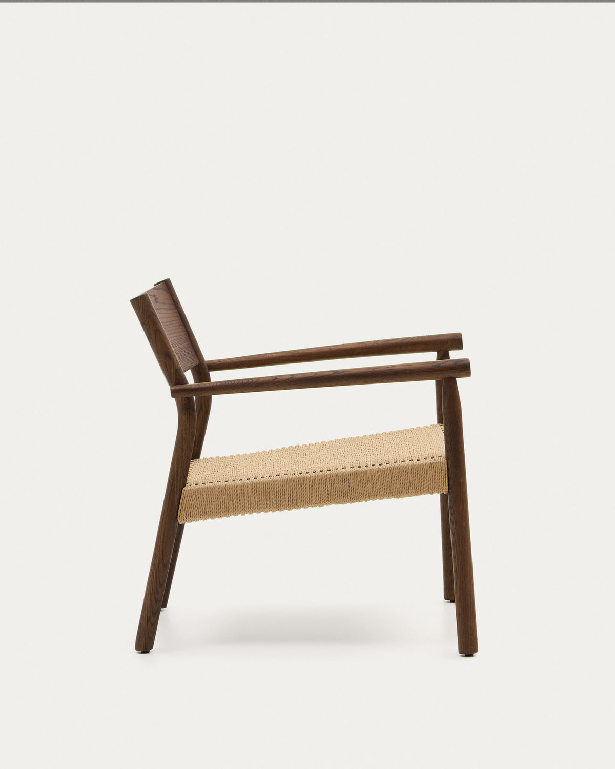 Yalia Sessel aus massivem Eichenholz mit Nussbaum-Finish und Sitzfläche aus Papierseil FSC Mix Credit in Natur, Braun präsentiert im Onlineshop von KAQTU Design AG. Outdoor-Sessel mit Armlehnen ist von Kave Home
