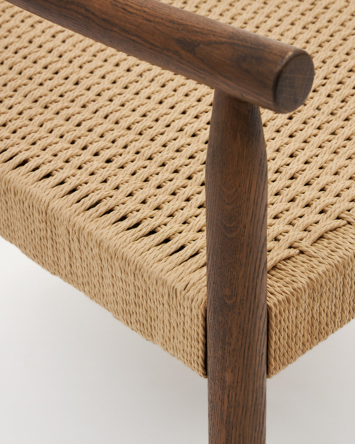 Yalia Sessel aus massivem Eichenholz mit Nussbaum-Finish und Sitzfläche aus Papierseil FSC Mix Credit in Natur, Braun präsentiert im Onlineshop von KAQTU Design AG. Outdoor-Sessel mit Armlehnen ist von Kave Home