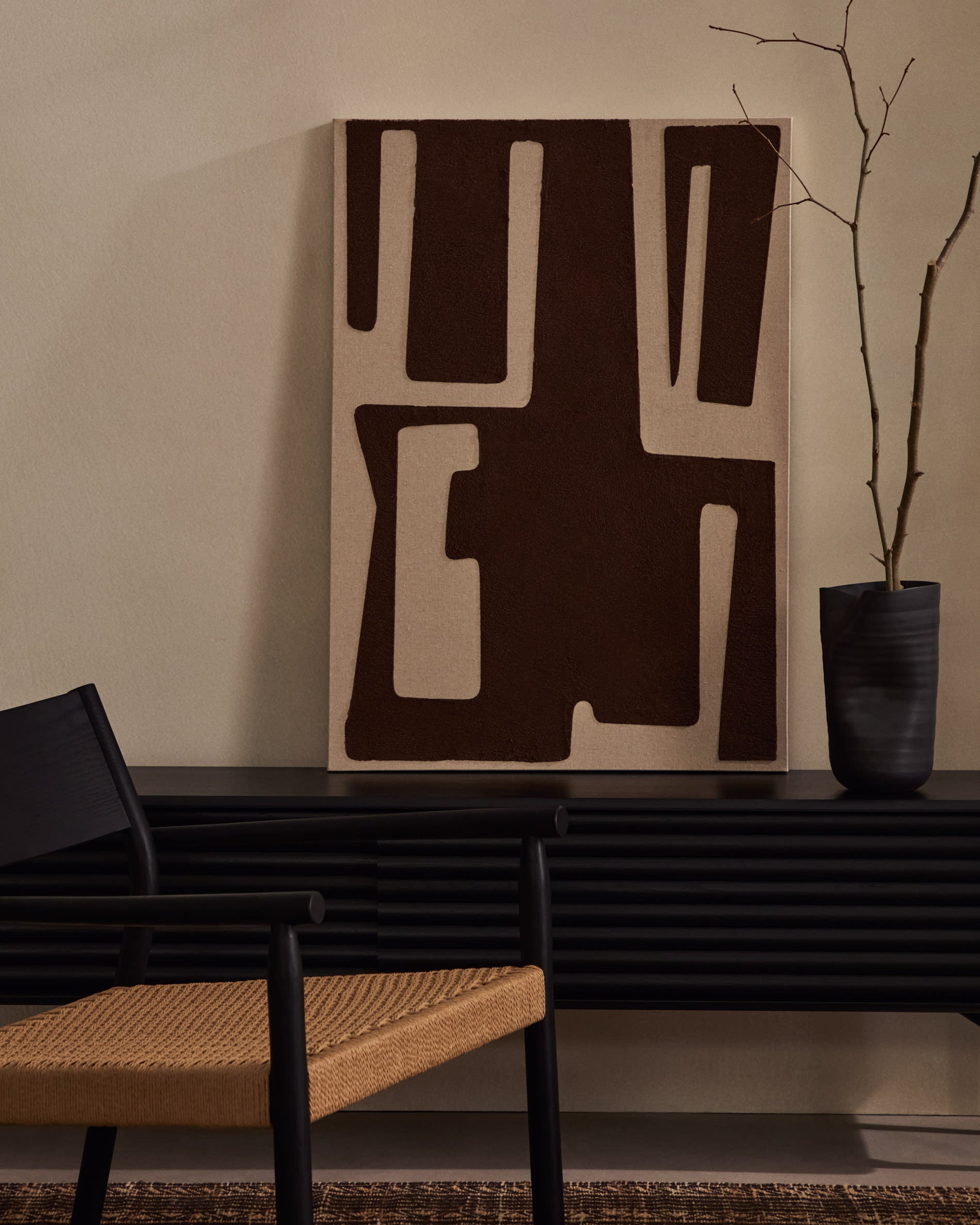 Sessel Yalia massives Eichenholz mit Nussholz-Finish und Sitz aus Papierseil FSC 100% in Schwarz, Natur präsentiert im Onlineshop von KAQTU Design AG. Sessel ist von Kave Home