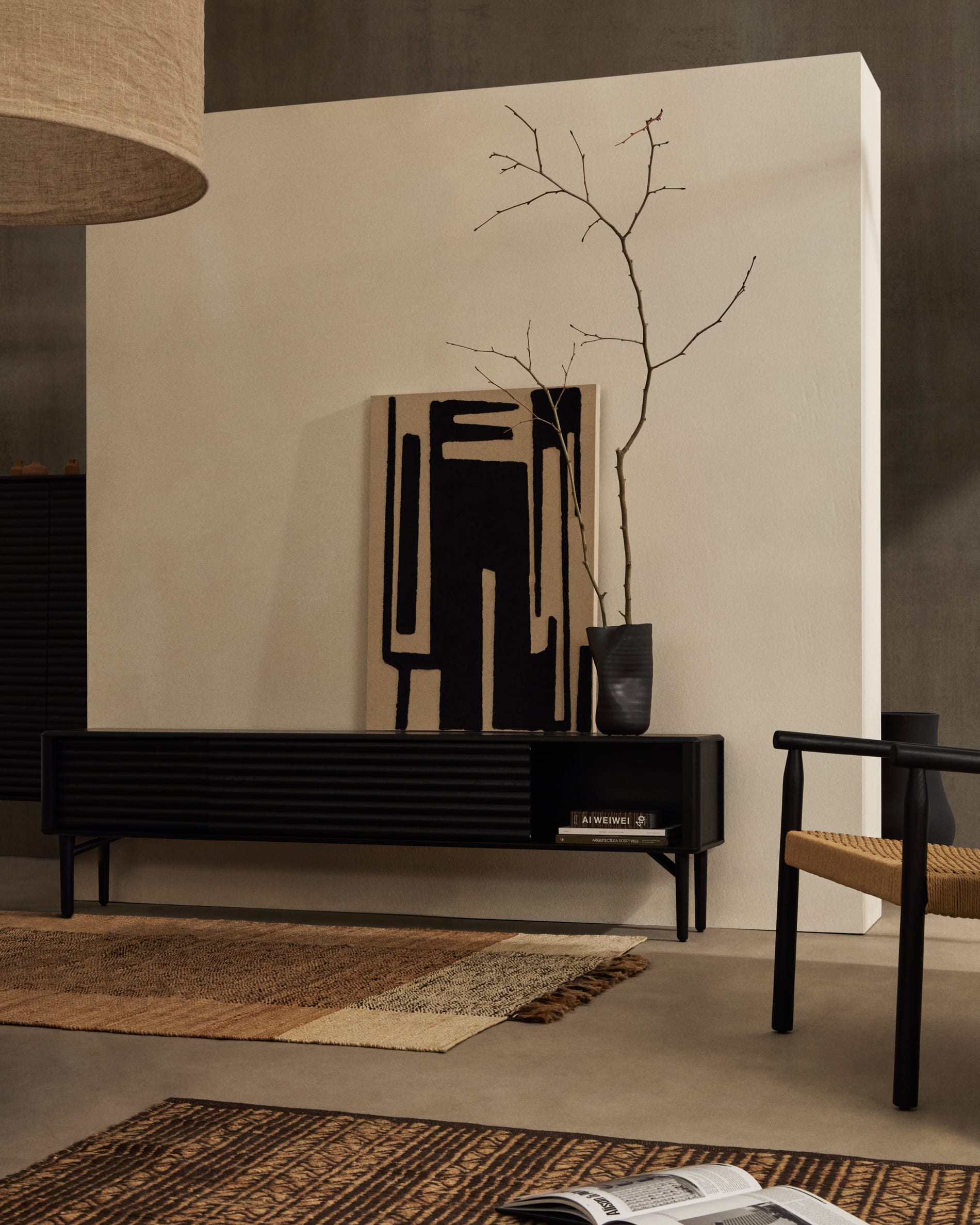 Entdecken Sie den Yalia Sessel von Kave Home: Elegantes Design aus massivem Eichenholz mit Nussholz-Finish und nachhaltigem Papierseil-Sitz. Ideal für stilvolle Wohnräume.