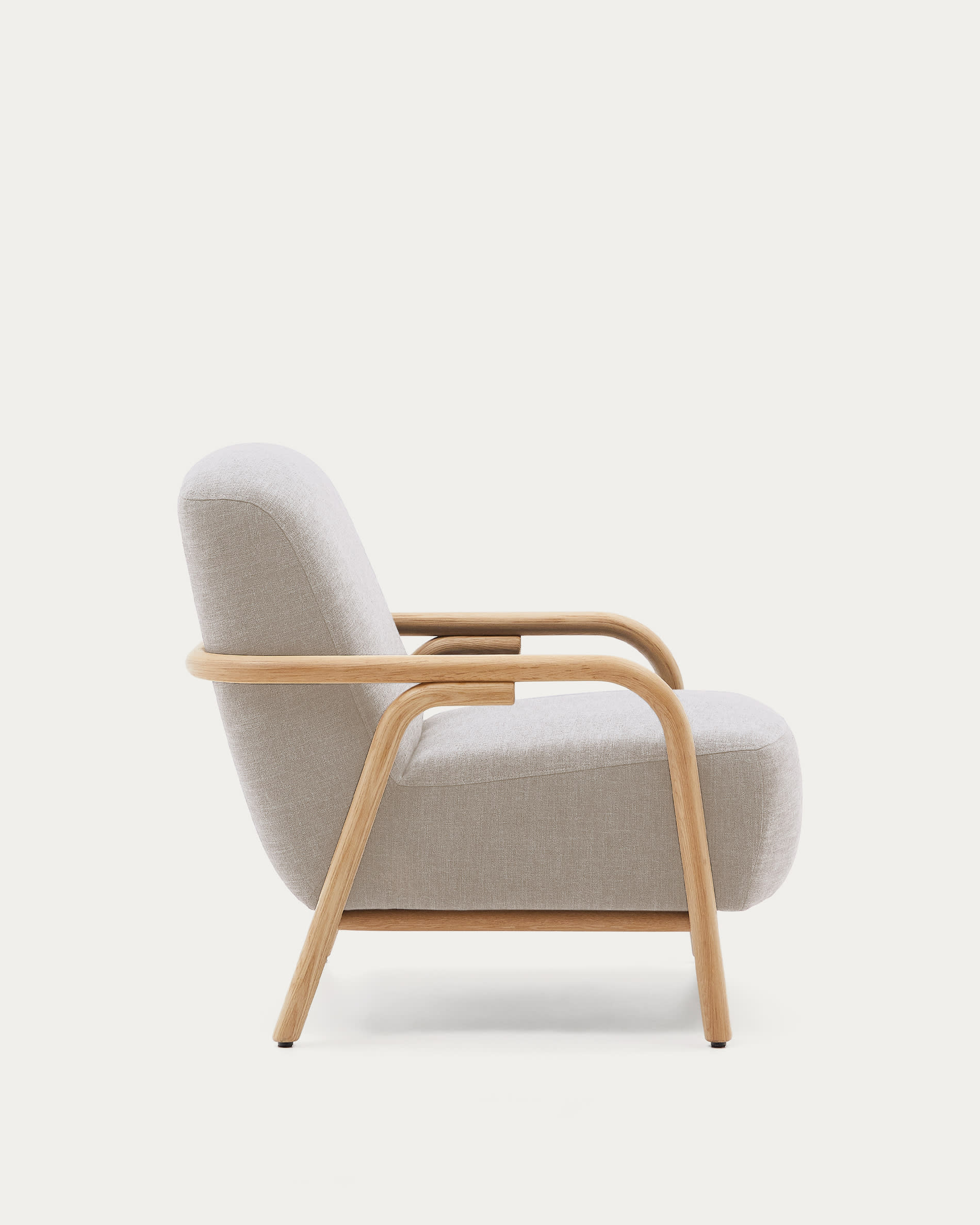 Eleganter Sessel Sylo in Beige, gefertigt aus FSC-zertifiziertem Eschenholz, verbindet Nachhaltigkeit mit modernem Stil.