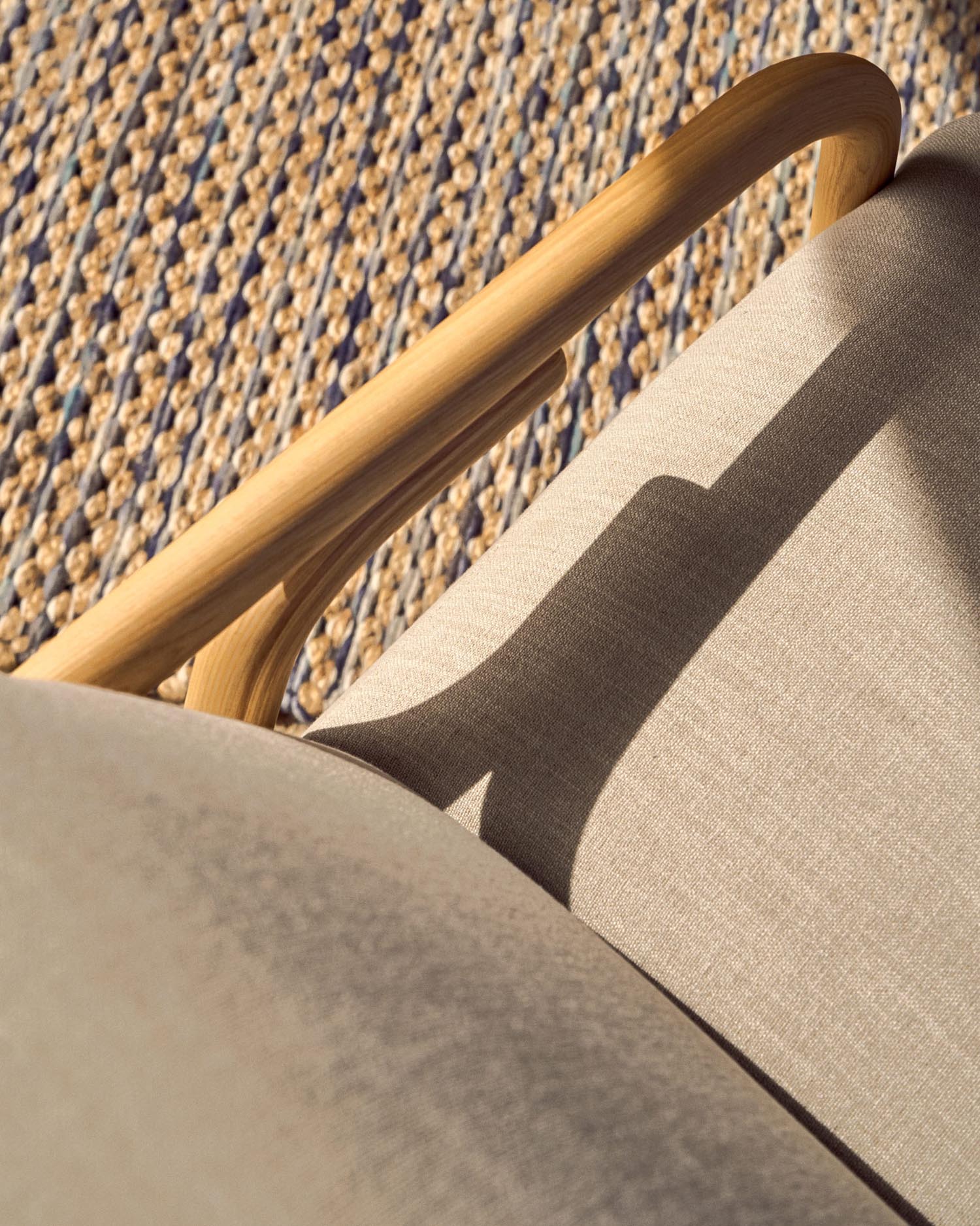 Eleganter Sessel Sylo in Beige, gefertigt aus 100% FSC-zertifiziertem Eschenholz, vereint modernes Design mit nachhaltiger Qualität.