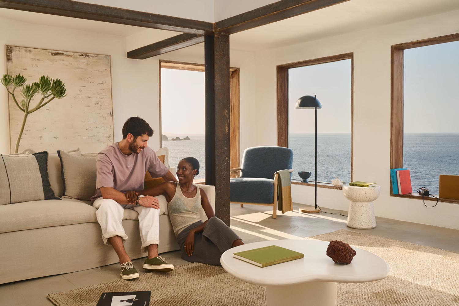 Eleganter Sessel Sylo in Blau, gefertigt aus FSC-zertifiziertem massivem Eschenholz, verbindet Komfort und nachhaltiges Design.