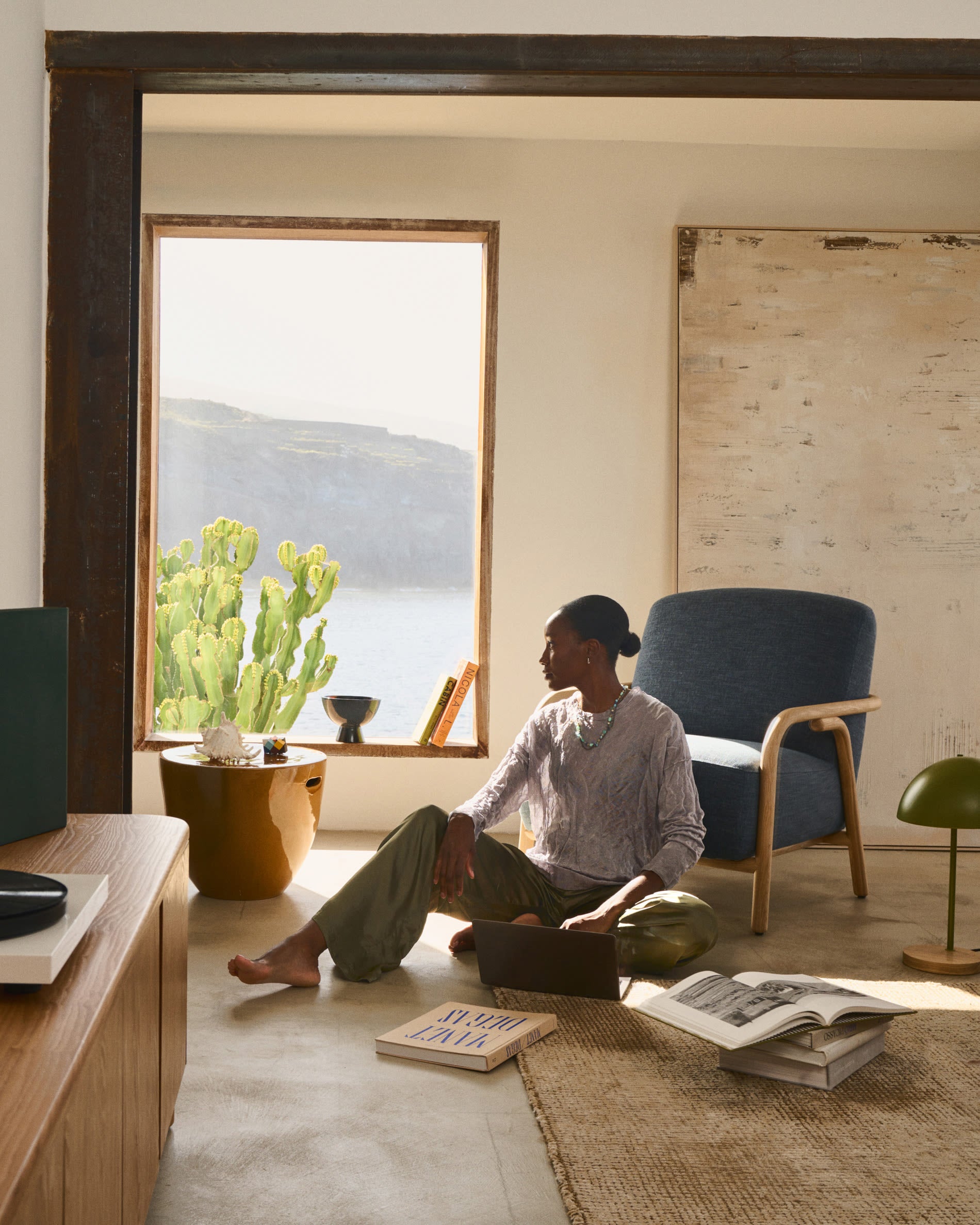 Eleganter Sessel Sylo in Blau, gefertigt aus FSC-zertifiziertem Eschenholz, bietet nachhaltigen Stil und bequemen Sitzkomfort.