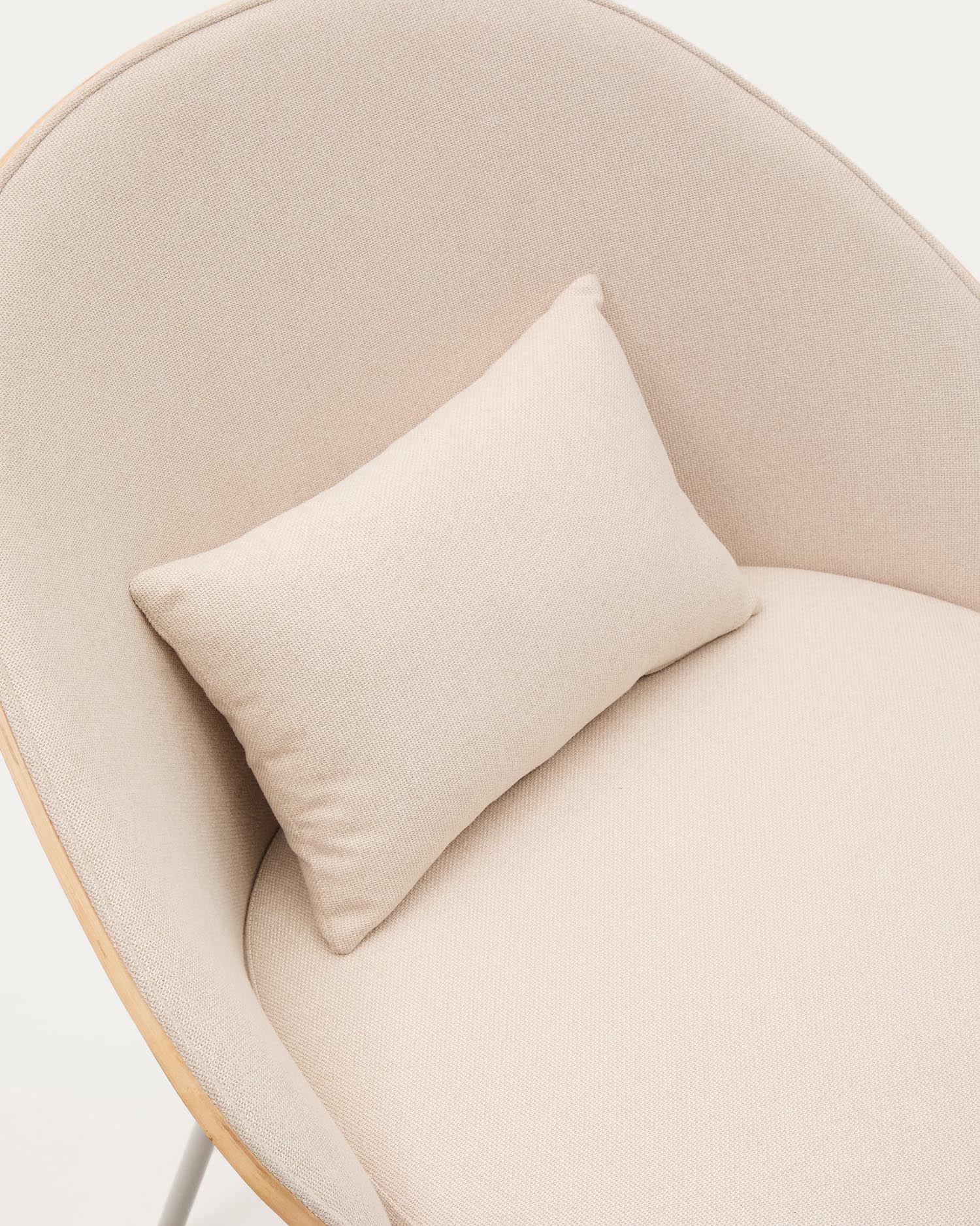 Sessel Eamy: Eleganter Chenillebezug, robustes Eschenfurnier und moderne Metallbeine. Perfekt für stilvolle und gemütliche Wohnambiente.