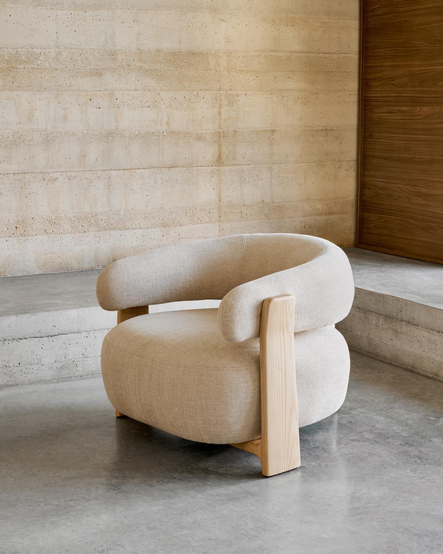 Sessel Granite, schwer entflammbar, aus beiger Chenille und massivem Eschenholz mit naturfarbenem Finish, FSC 100 % in Beige präsentiert im Onlineshop von KAQTU Design AG. Sessel ist von Kave Home