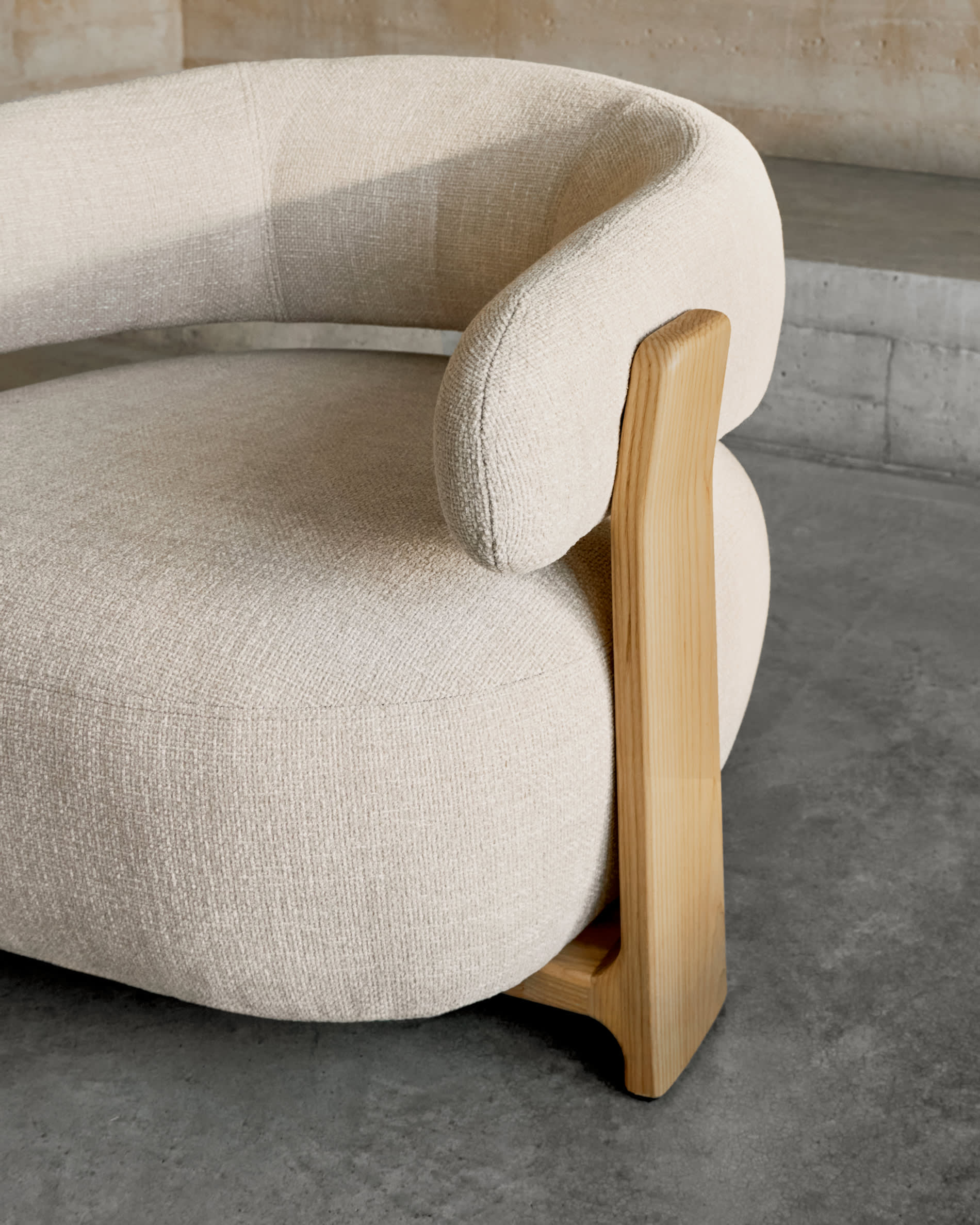 Bequemer Sessel mit weicher Chenille in Beige und stabilen FSC-zertifizierten Eschenholzbeinen im natürlichen Finish von Kave Home.