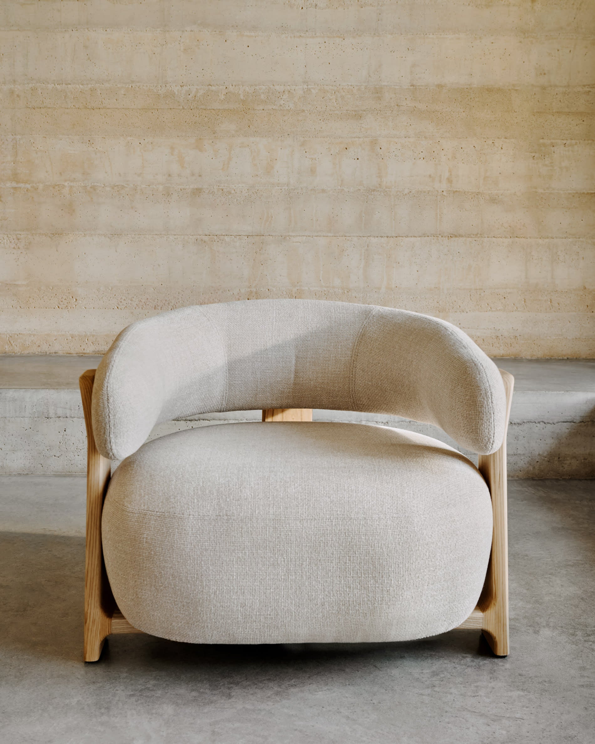 Eleganter Sessel mit beige Chenille-Polsterung und FSC-zertifizierten Eschenholzbeinen im natürlichen Finish, ideal für stilvolle Räume.