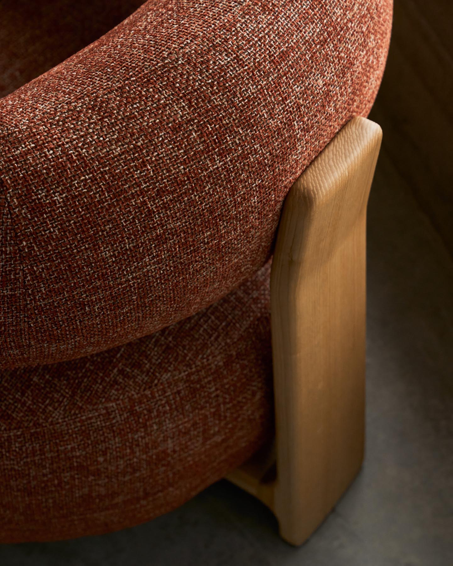 Sessel Granite, schwer entflammbar, aus terrakottafarbener Chenille und massivem Eschenholz mit naturfarbenem Finish, FSC 100 % in Terrakotta präsentiert im Onlineshop von KAQTU Design AG. Sessel ist von Kave Home
