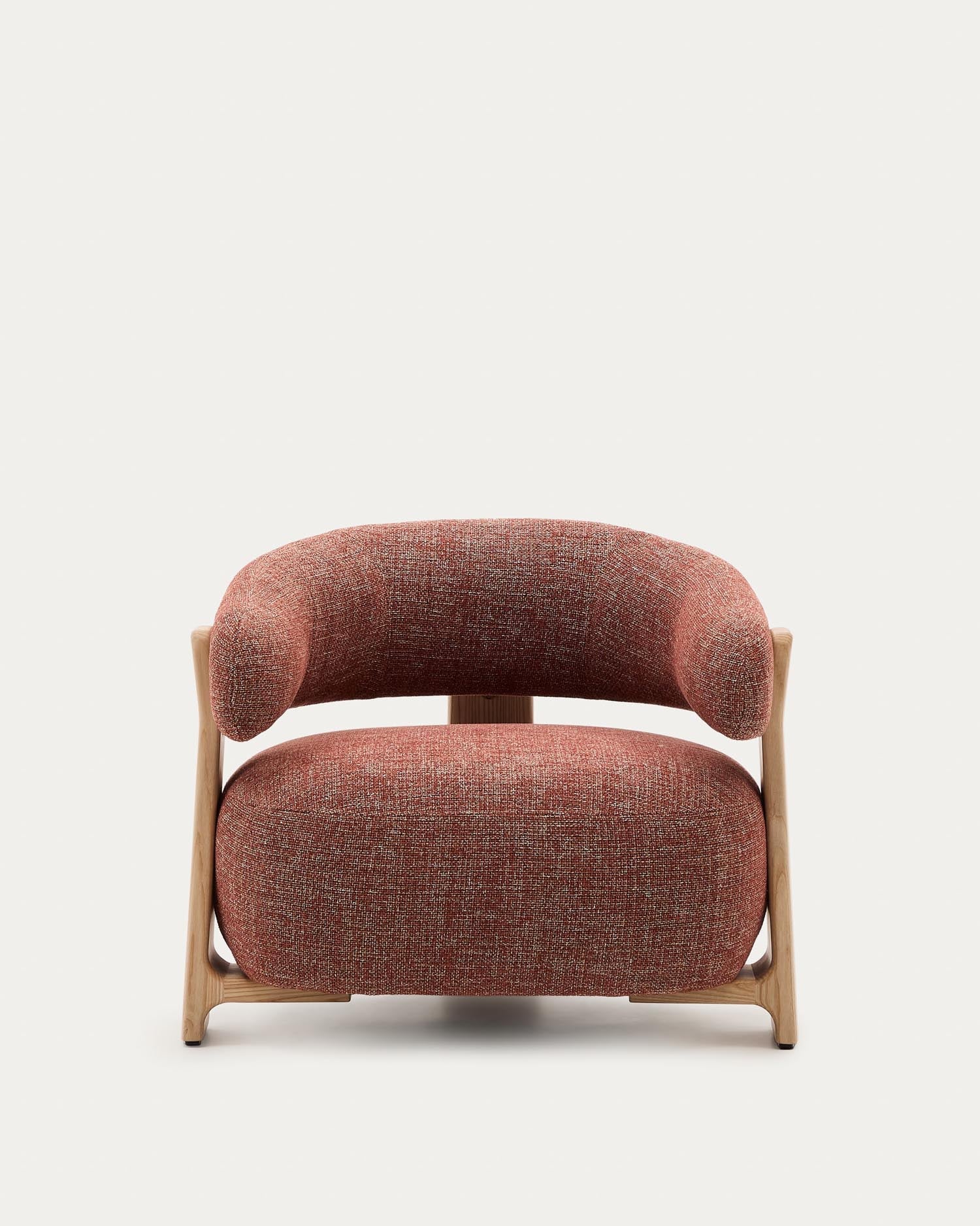 Moderner Sessel in terrakottafarbener Chenille mit FSC-zertifizierten Eschenholzbeinen, ideal für stilvolles und nachhaltiges Wohnen.