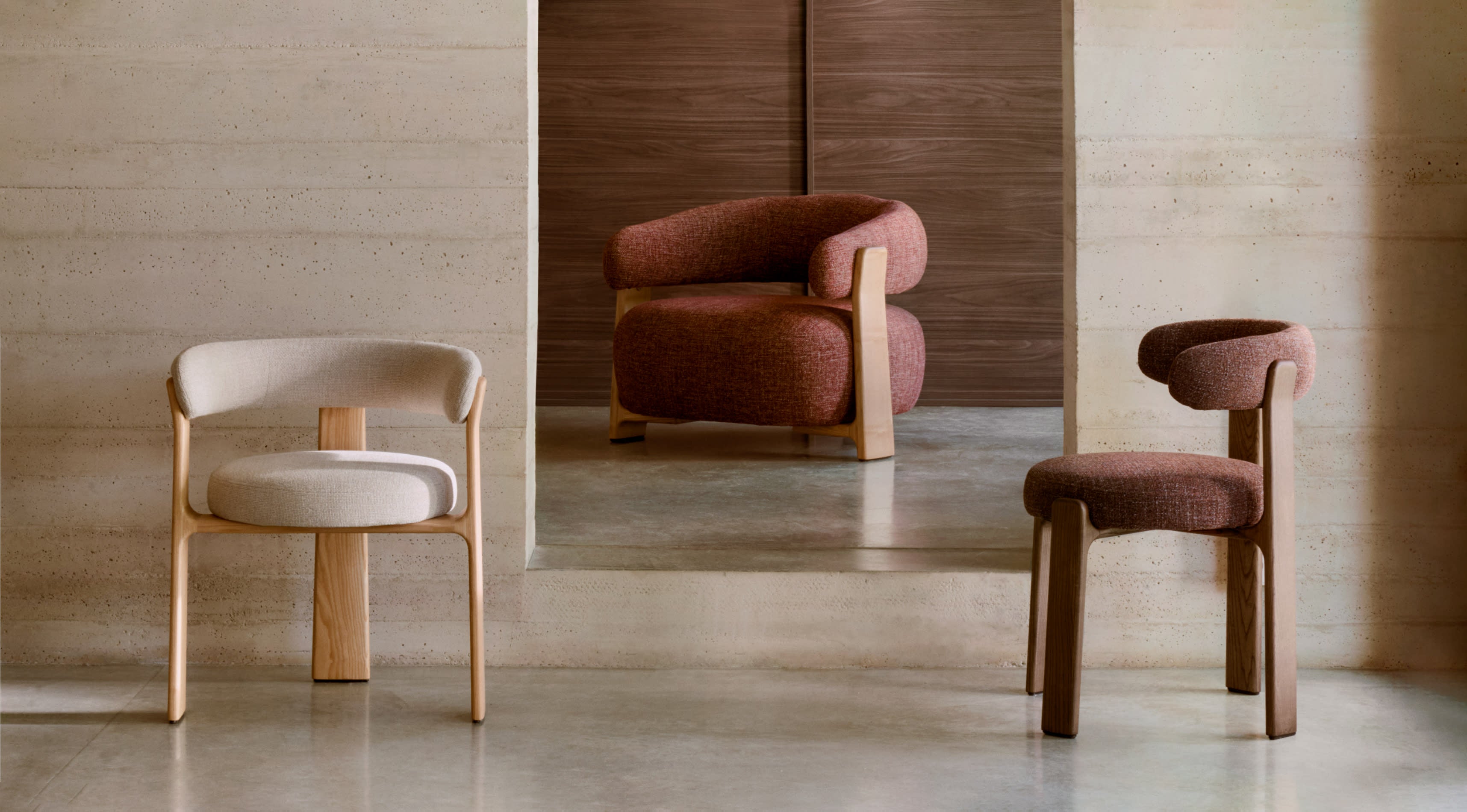 Moderner Sessel in terrakottafarbener Chenille mit FSC-zertifizierten Eschenholzbeinen, ideal für stilvolles und nachhaltiges Wohnen.