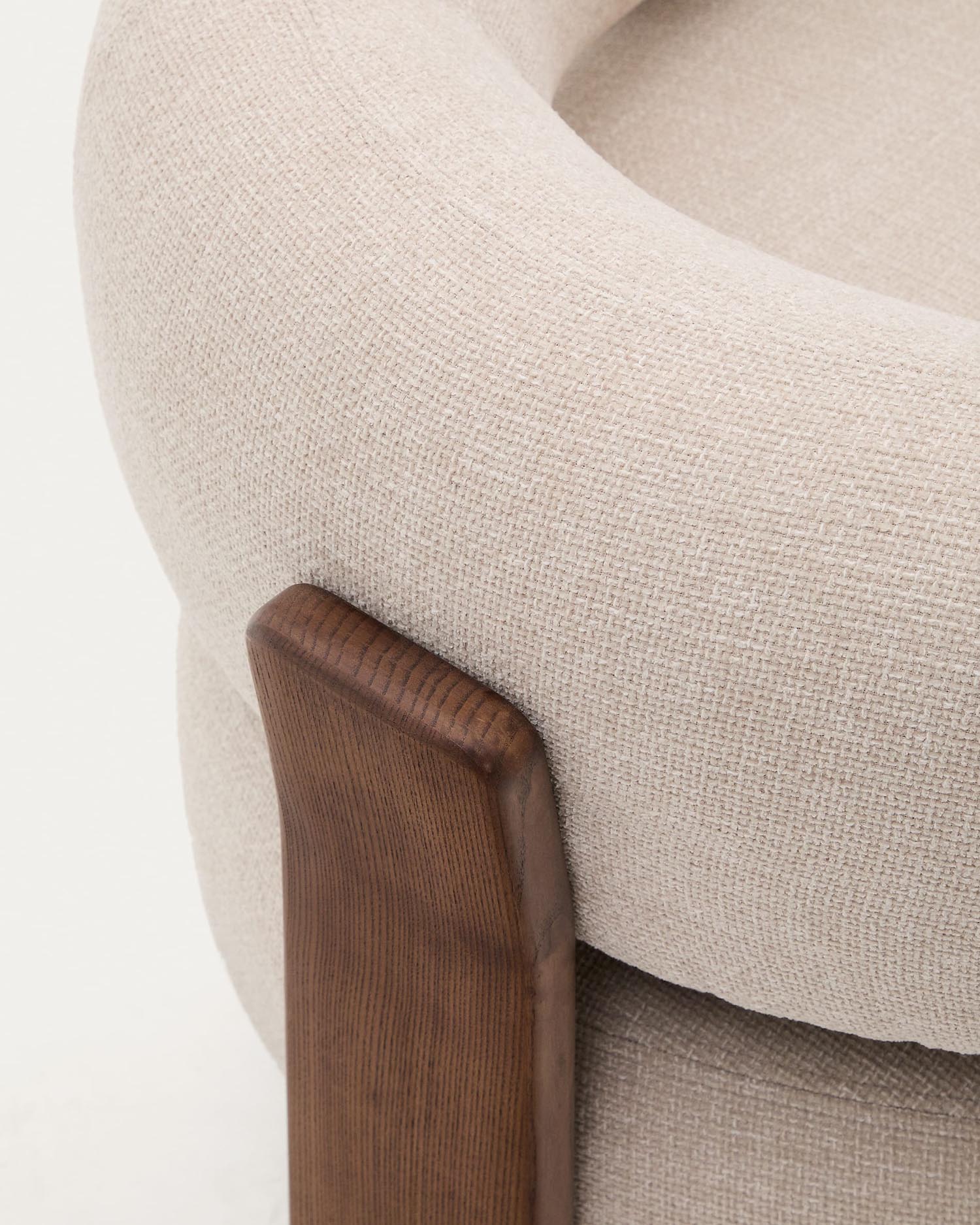 Eleganter Sessel Granite aus beiger Chenille und stabilen Eschenholzbeinen mit Walnuss-Finish. Ideal für stilvolle Wohnräume!