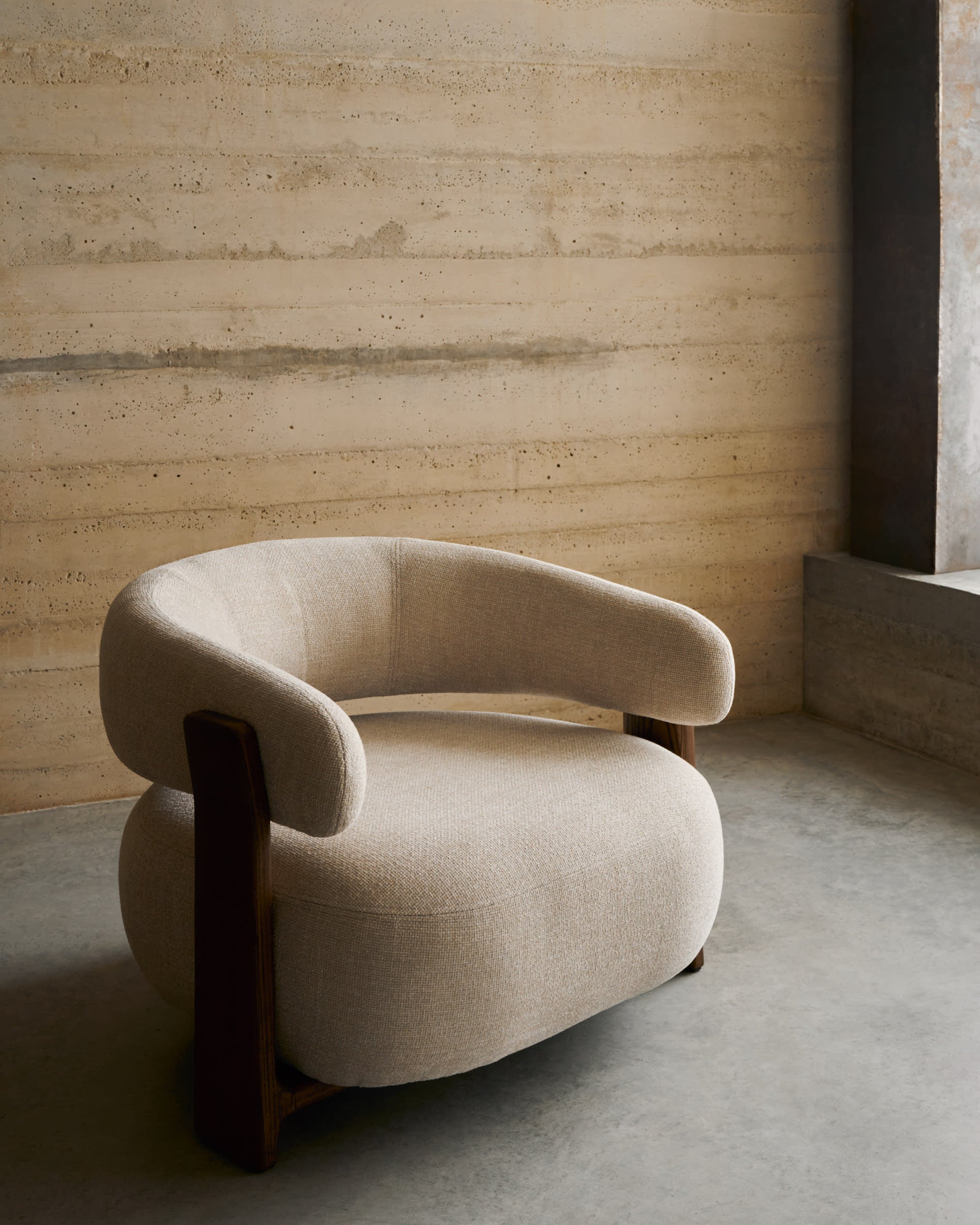 Moderner Sessel aus beiger Chenille, FSC-zertifizierte Eschenholzbeine mit Walnuss-Finish, stilvoll und umweltfreundlich.