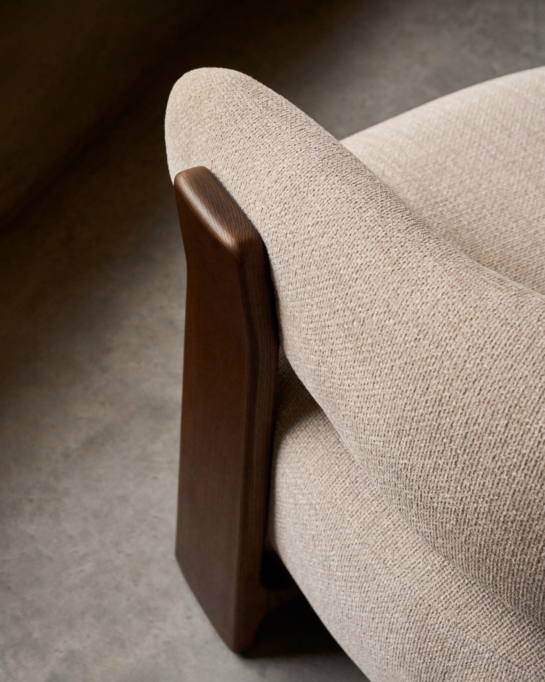 Eleganter Sessel aus beiger Chenille, Beine aus FSC-zertifiziertem Eschenholz mit Walnuss-Finish, modern und nachhaltig.