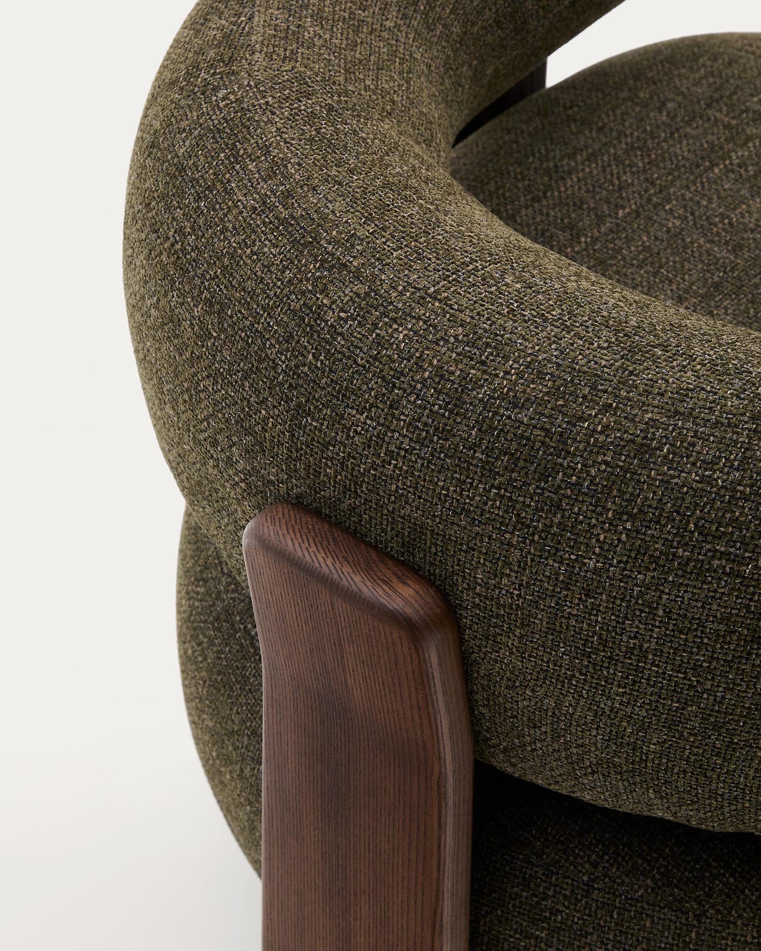 Entdecken Sie den Sessel Granite von Kave Home: Luxuriöse grüne Chenille trifft auf stabile Eschenholzbeine mit Walnuss-Finish – ein stilvolles Highlight!