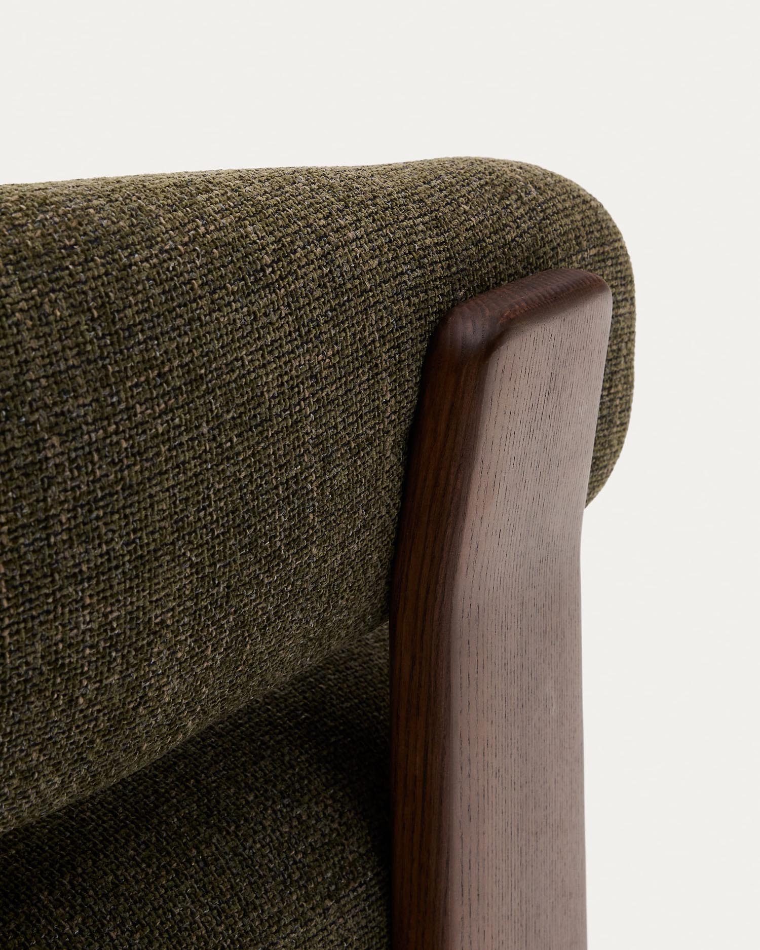 Erleben Sie den Sessel Granite von Kave Home: Elegante grüne Chenille und robuste Eschenholzbeine vereinen sich zu einem zeitlosen Design-Statement.