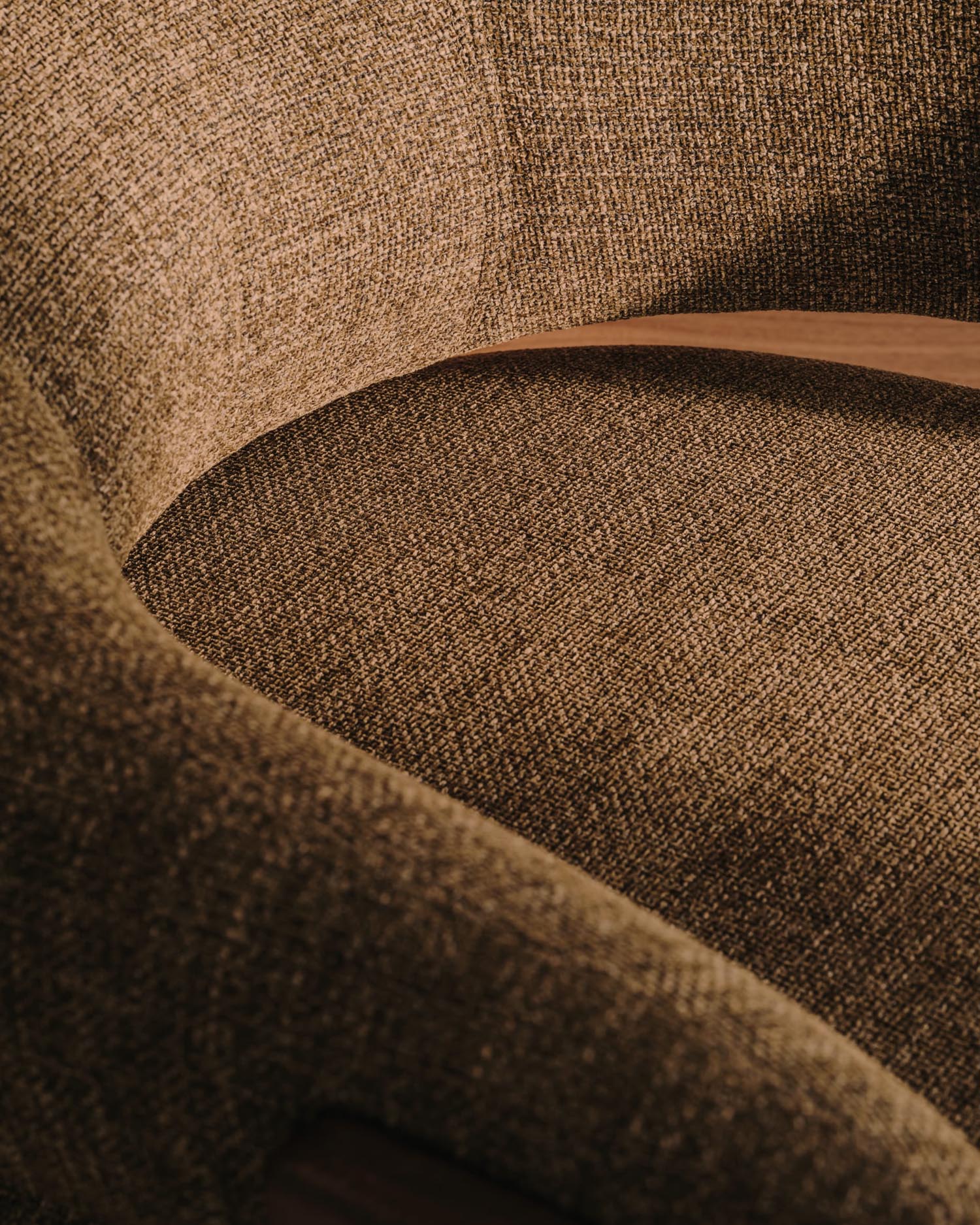 Luxuriöser Sessel Granite aus grüner Chenille und robusten Eschenholzbeinen mit Walnuss-Finish. Perfekt für stilvolle Akzente in jedem Raum.