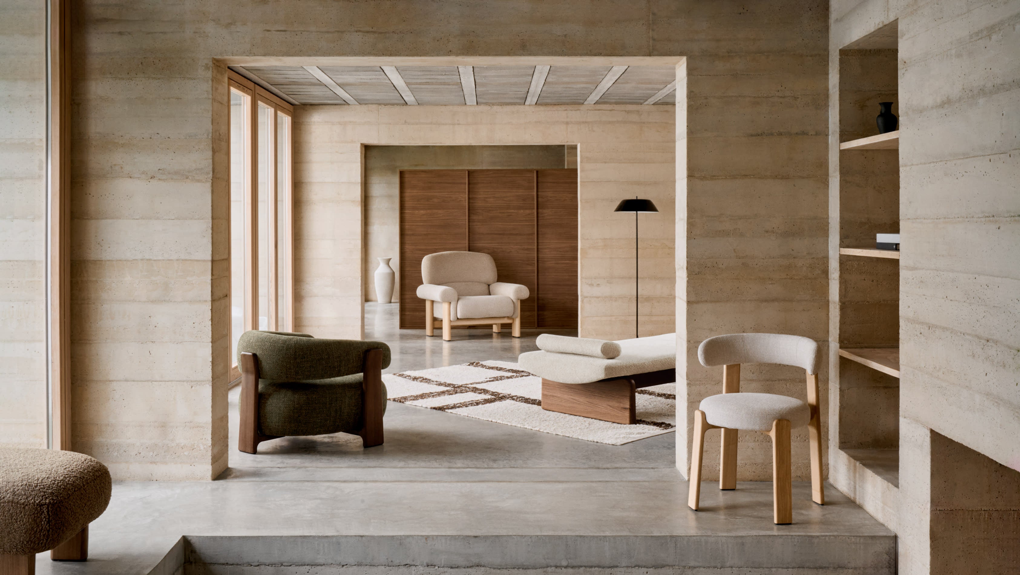 Luxuriöser Sessel Granite aus grüner Chenille und robusten Eschenholzbeinen mit Walnuss-Finish. Perfekt für modernes skandinavisches Wohndesign.