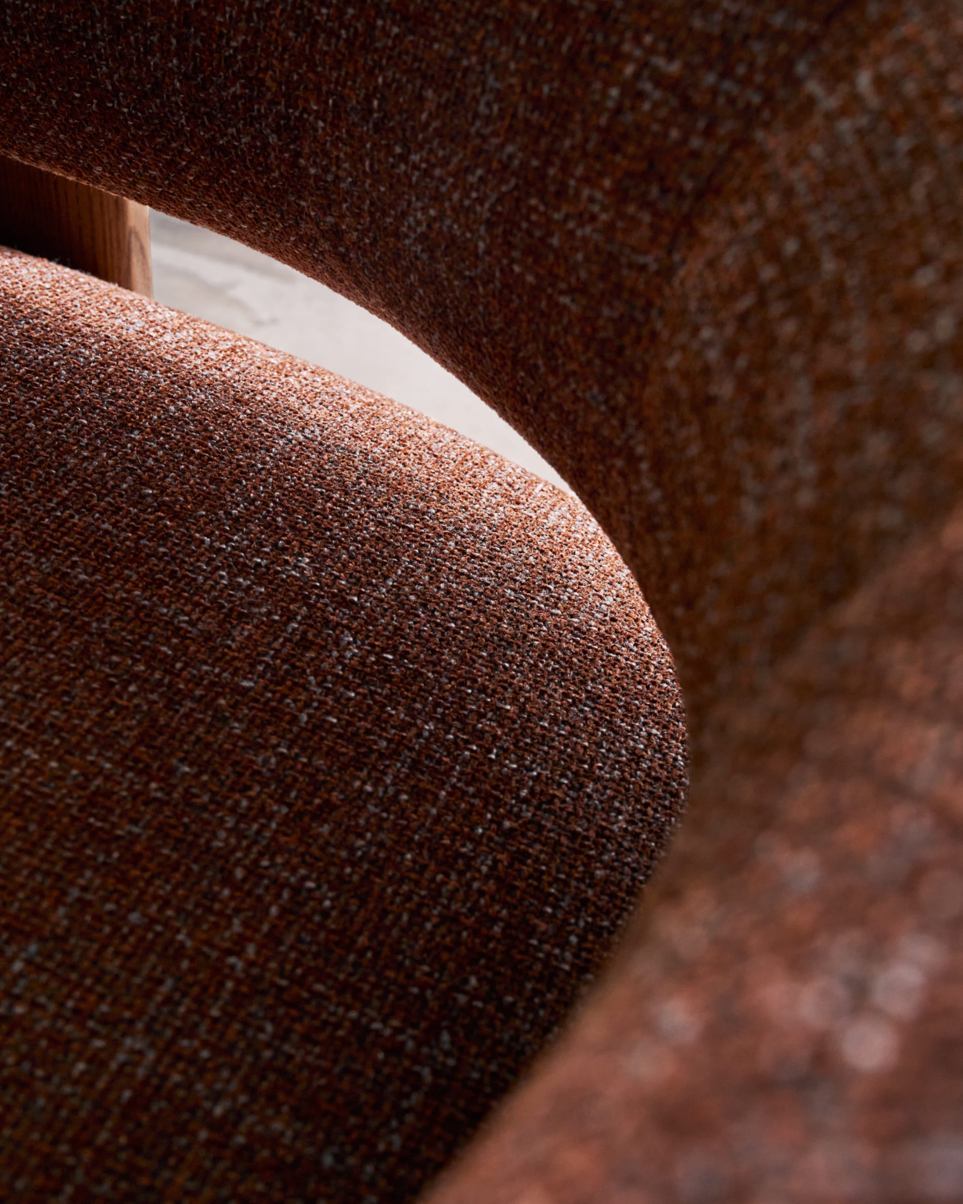 Eleganter Sessel Granite aus brauner Chenille, FSC-zertifizierte Eschenholzbeine mit Walnuss-Finish, komfortabel und umweltfreundlich.