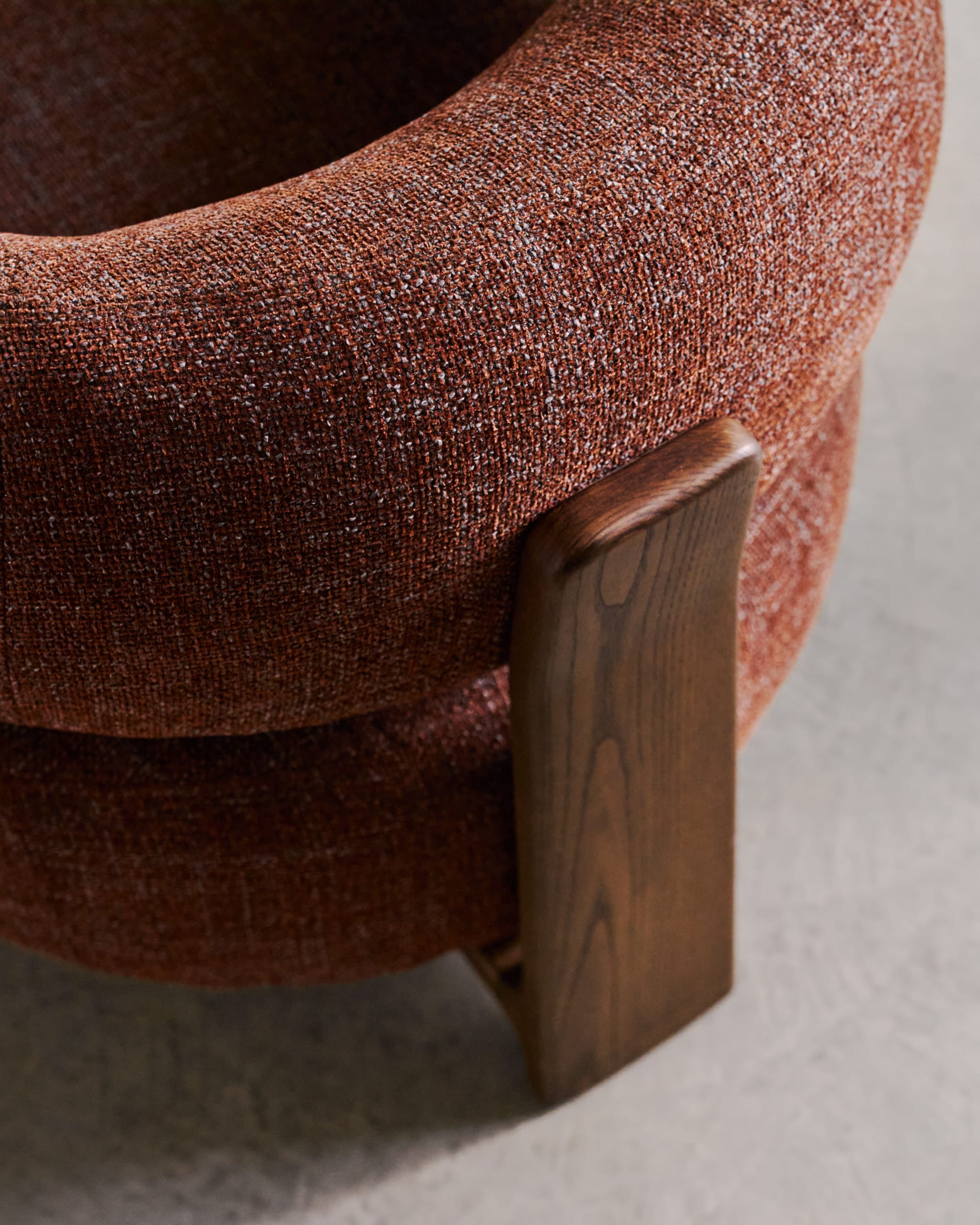 Eleganter Sessel Granite aus brauner Chenille, FSC-zertifizierte Eschenholzbeine mit Walnuss-Finish, komfortabel und umweltfreundlich.