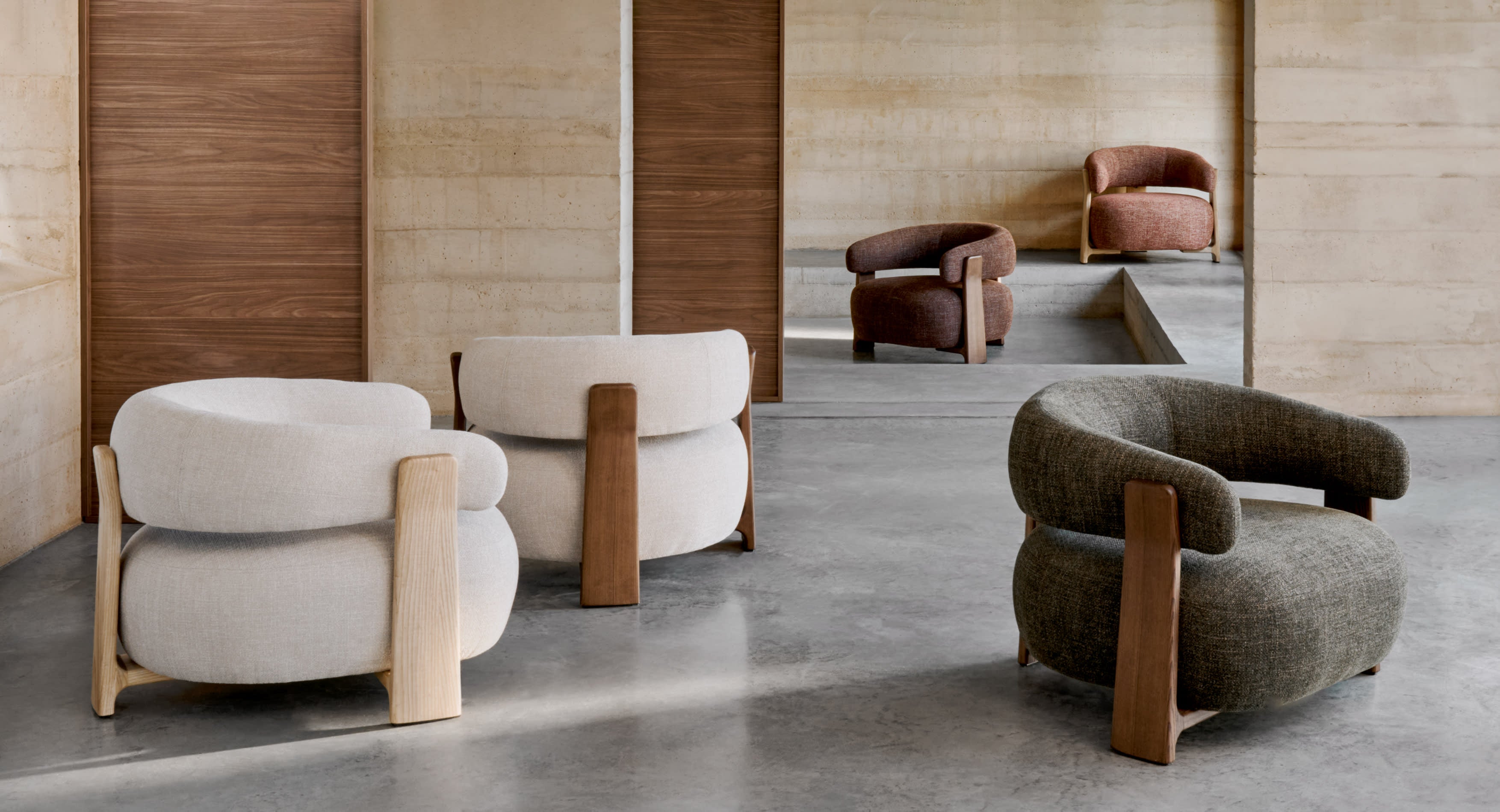 Eleganter Sessel Granite aus brauner Chenille, FSC-zertifizierte Eschenholzbeine mit Walnuss-Finish, komfortabel und umweltfreundlich.