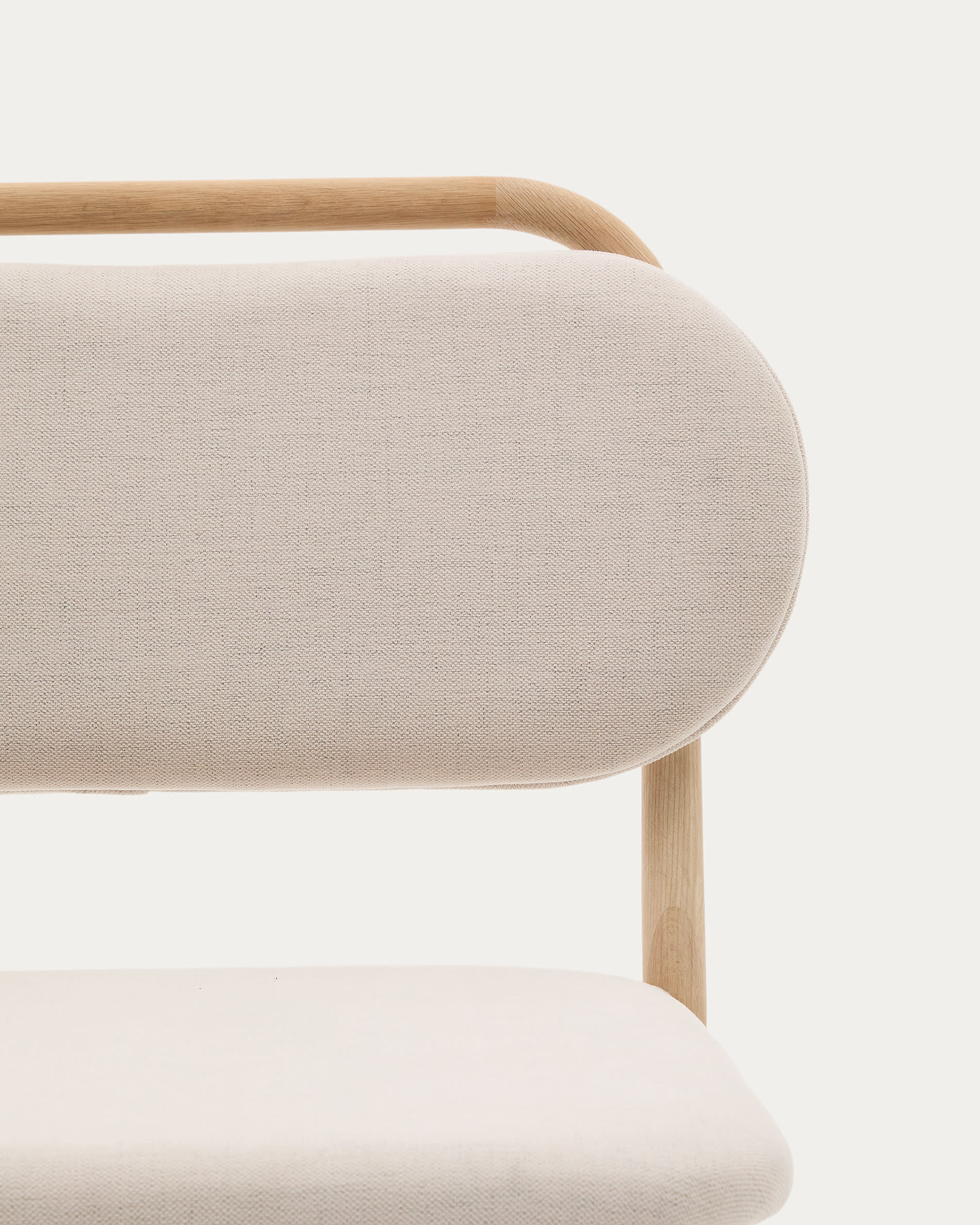 Sessel Helda: Beigefarbener Chenille und massives Eichenholz vereinen sich in diesem stilvollen, nachhaltigen Möbelstück für Ihr Zuhause.