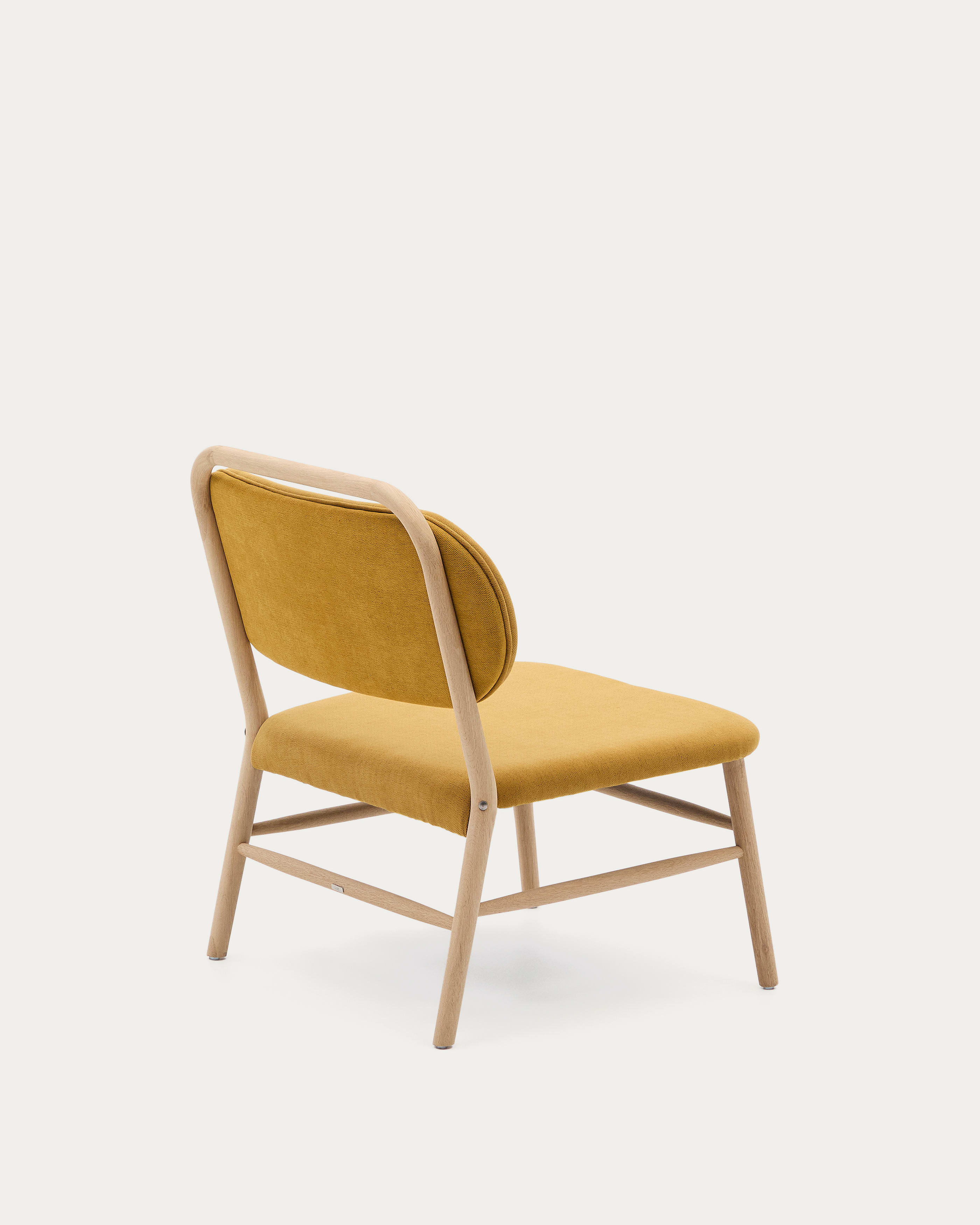 Sessel Helda: Senfgelber Chenillebezug, FSC-zertifiziertes Eichenholz, stilvolles Design, Komfort und Nachhaltigkeit vereint.
